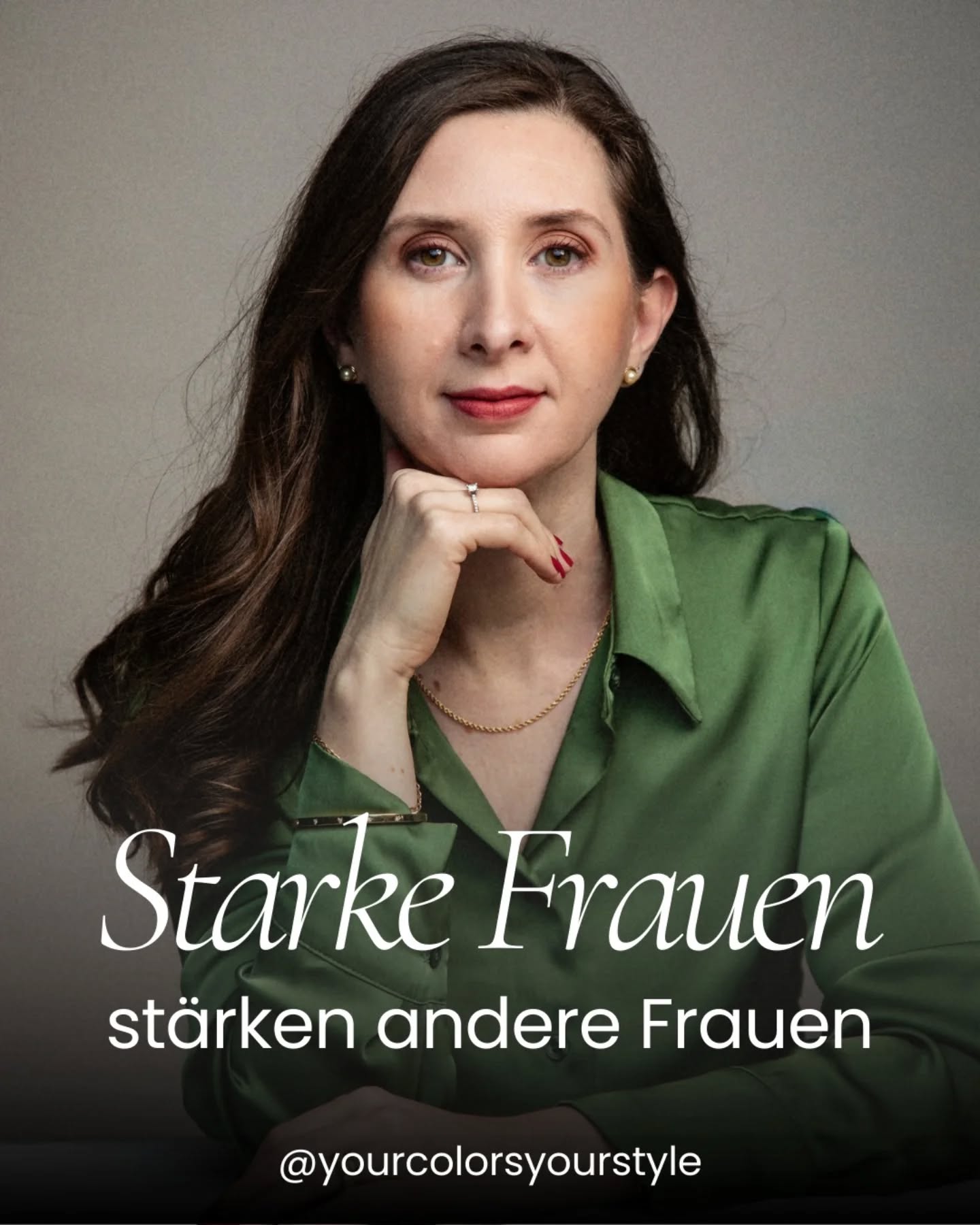 Am Frauentag erinnern wir uns an all die Frauen, die weltweit gekämpft haben – und noch immer kämpfen – damit wir die gleichen Rechte und Chancen haben 🌻
Doch dieser Tag ist mehr als Erinnerung. Er soll uns inspirieren, einander zu stärken, die Erfolge anderer Frauen zu feiern und füreinander da zu sein. Frauen zu ermutigen, ihre Ängste zu überwinden und ihre Stimme zu erheben – damit jede ihre Wahrheit sprechen und ihren Platz in dieser Welt einnehmen kann ✨
Lasst uns gemeinsam eine Welt schaffen, in der Frauen wirklich füreinander da sind, ohne Konkurrenz oder Neid, sondern mit echtem Zusammenhalt, gegenseitiger Unterstützung und der Kraft, die entsteht, wenn Frauen Frauen stärken 💪
Bist du dabei? 🚀
Foto: @portraits.by.dagmar.tanamal
Hair & Make Up: @aline.latour.studio