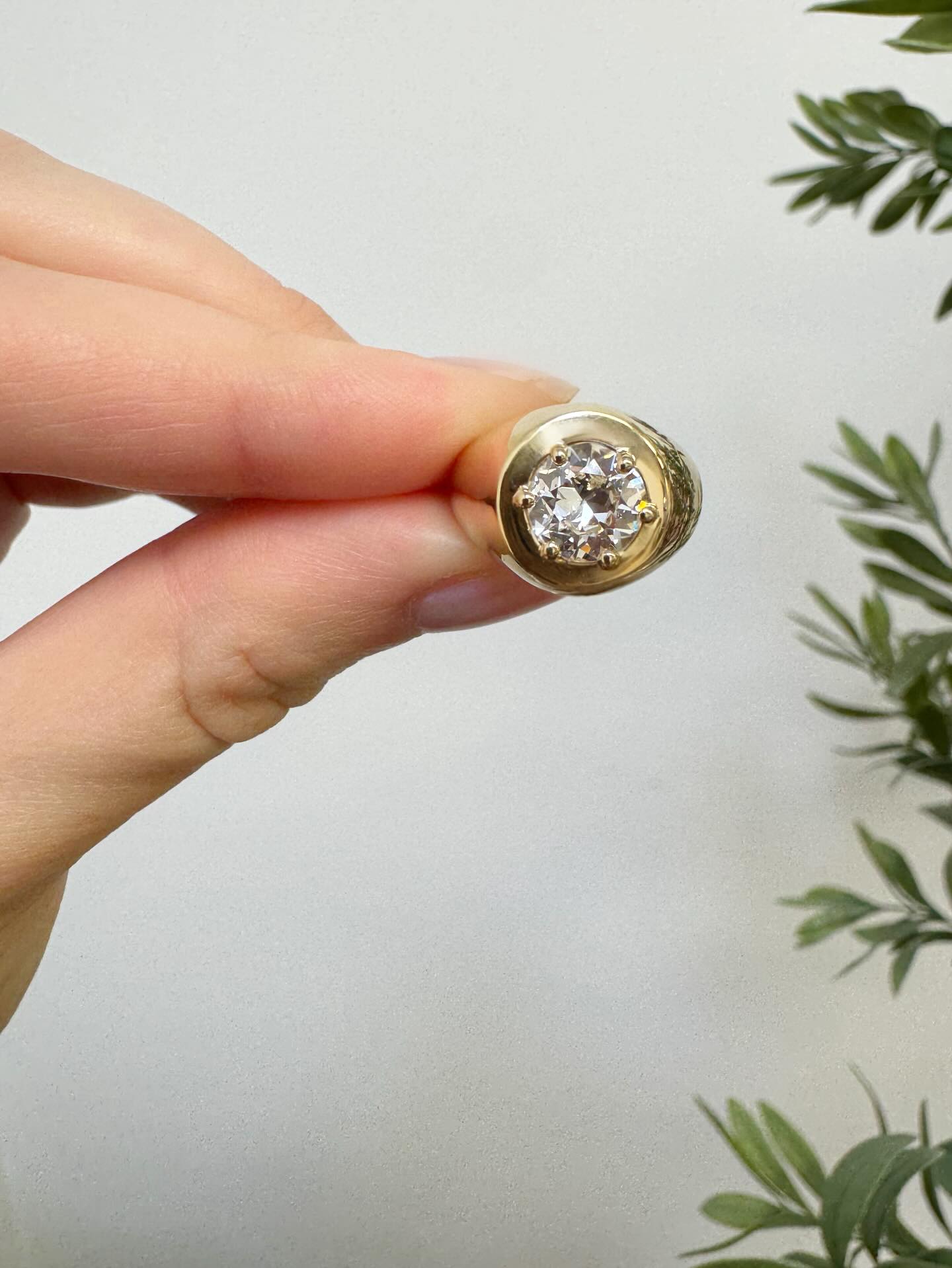 My client had an heirloom ring with a really beautiful centre stone she wanted to make a pinky ring with. I asked her if we could add some prongs around it in a signet style setting and she was game 😎 love this one
so much