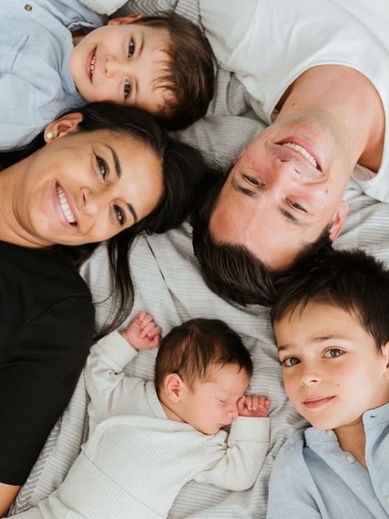 FAMILY NEWBORN SHOOTING ♥️
Die ersten Erinnerungen. So viel Stolz, Neugier und Liebe für das kleinste Familienmitglied.
#familyshooting #familienfotografmünchen #familienfotografiemünchen #familienglück #homestoryshooting
@sherazade89
