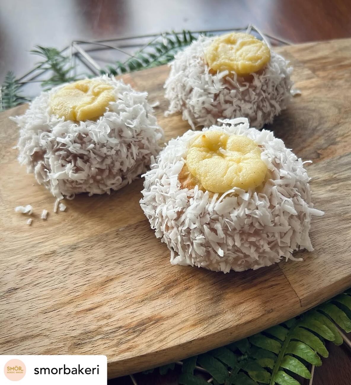 From @smorbakeri: Have you tried our Skolebrød yet? Traditional Norwegian cardamom buns filled with vanilla custard, glazed and rolled in shredded coconut. One of our most popular items!
“Skolebrød” translates to “school bread” as these tasty treats are commonly put into school lunches or sold at bake sales in Norway. 🇳🇴
