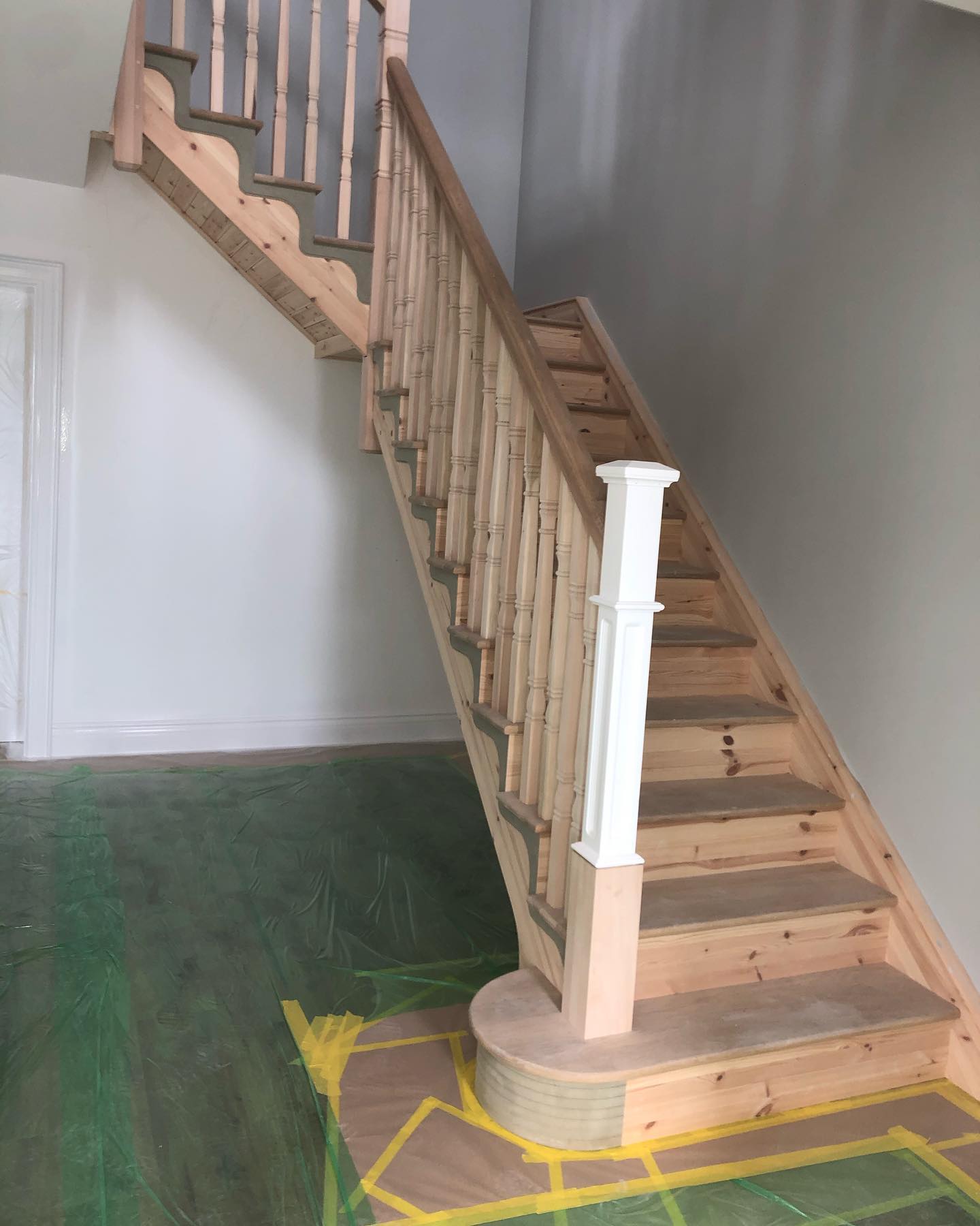 We are painting a beautiful newly built house this last few weeks for the lovely Aoife and Angelo. This week we knocked out the stairs and hallway, we sprayed the stairs in Colourtrend’s artic blonde satin then varnished their oak handrails and steps. @aoifeagnew #moranpaintinganddecorating #moranpainting #paintersofinstagram #dundalkpainters #irishpainters