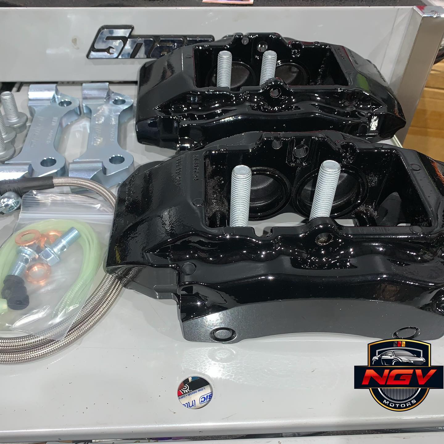 Upgraded the front brakes on the URS6. I rebuilt the calipers my self after they came back from powder coating. I also installed wheel studs. #apikol #audilove #audigram #audination #audi4life #audi #audiclub #audiperformance #quattro #audisociety #audi_official #audizine #audisquad #audiscene #acnapcc #vag_official #audir #audi_regram #audi_obsession #audicarsclub #audicarsworld #quattroculture #audilifestyle #audithrilling #audisq #sline #audiS6