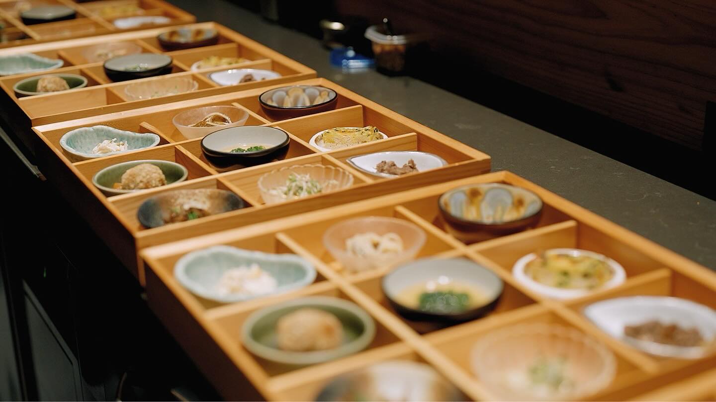 .
オープンキッチンを囲むカウンター席では、
食材が美しい一皿へと変わっていく様子を
目の前でお楽しみいただけます。
接待やご家族のお顔合わせ、ご友人とのワイン会など、
少人数でのプライベートな貸切も可能です。
これからの季節、歓送迎会などにもぜひご利用ください。
●貸切について
10名様以上で貸切可能です。
コースにペアリングを事前にご予約いただくことで、
少人数でも貸切でご対応できる場合がございます。
詳しくはDMやホームページよりお問い合わせください。
●ワインのお持込について
・ワイン持ち込みのみ → 持ち込み料 1本 5,500円
・当店のワインリストから1本ご注文 → 持ち込み料 1本無料
※750mlボトルまでとなります。
それ以上のサイズは事前にご相談ください。
「自分の好きなワインでコースをゆっくり味わいたい」
ご自宅のセラーに眠っている特別な1本、
大切な日に開けたいワインなど、ぜひお持ちください。
那覇で少人数貸切レストランをお探しの方はぜひ。
At our chef’s counter surrounding the open kitchen,
you can watch seasonal ingredients transform into beautiful dishes right in front of you.
Perfect for business dinners, family gatherings, or private wine evenings with friends.
Our restaurant is also available for small private bookings.
It’s a wonderful option for upcoming farewell and welcome parties this season.
● Private Dining
Private booking is available for groups of 10 guests or more.
For smaller groups, private use may also be arranged when the course menu with wine pairing is reserved in advance.
For more details, please contact us via the link below.
https://www.mossokinawa.com/private
● Bringing Your Own Wine
• Wine corkage only → ¥5,500 per bottle
• If you order one bottle from our wine list → corkage for one bottle is waived
Limited to 750ml bottles. Please contact us in advance for larger formats.
“If you would like to enjoy the course with your favorite wine,”
you are very welcome to bring a special bottle from your personal cellar
or a wine you have been saving for a special occasion.
If you are looking for a small private dining restaurant in Naha, we would be delighted to welcome you.
#mossokinawa #モスオキナワ
#沖縄ガストロノミー #那覇グルメ
#那覇ディナー #那覇レストラン #那覇貸切
#沖縄グルメ #沖縄ディナー #沖縄レストラン
#沖縄フレンチ #沖縄イノベーティブ
#沖縄ワイン #沖縄接待 #沖縄記念日
#沖縄デート #沖縄貸切 #沖縄美食旅
#ワインペアリング #ペアリングコース #シェフズテーブル
#okinawafood #okinawarestaurant #nahafood
#okinawafinedining #finediningjapan
#chefscounter #traveltoeat #japangourmet