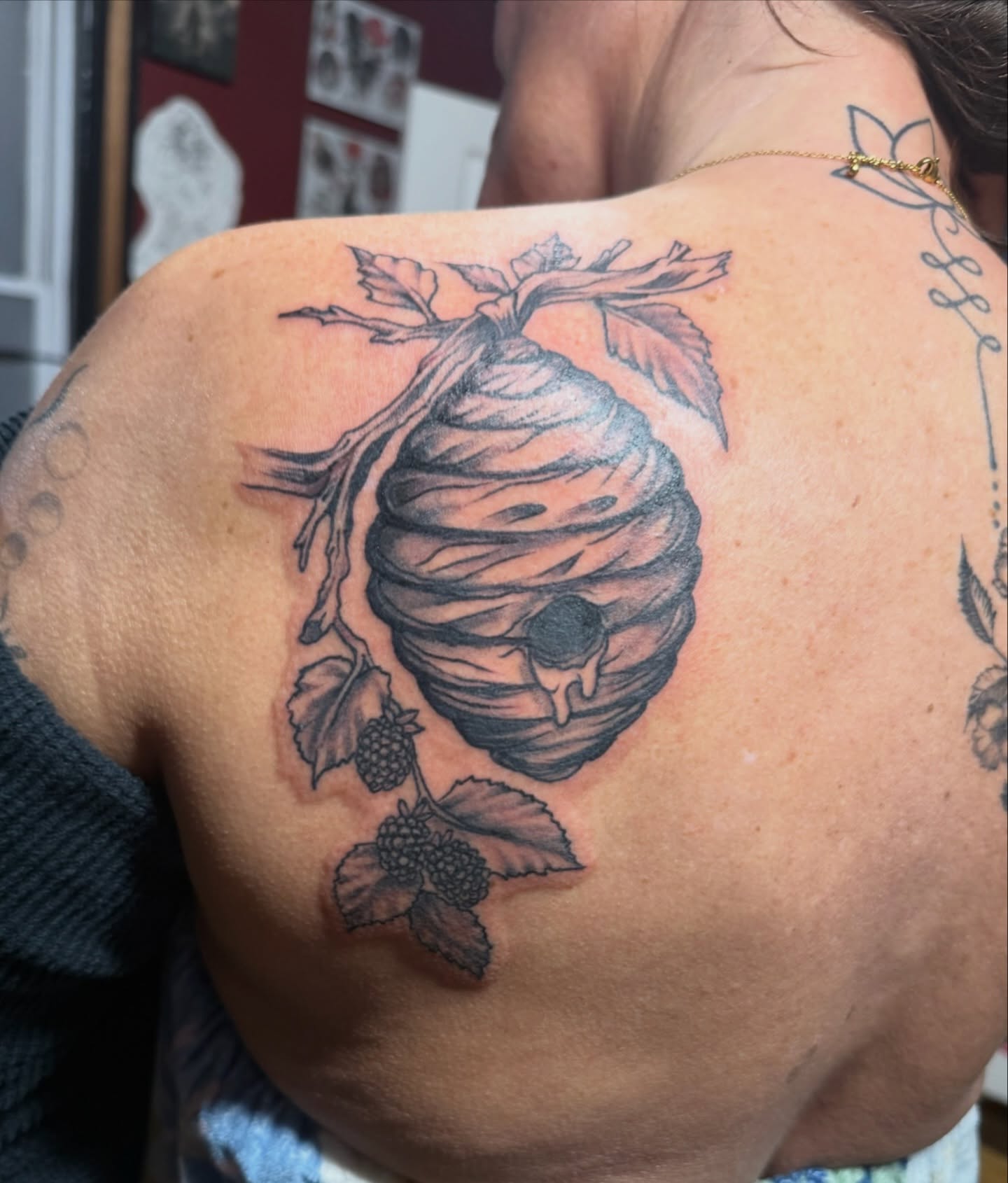Added a luscious beehive and black berry bramble to an ongoing back piece🐝
Done by @dfd.james.tattoos
.
Book via link in bio
.
.
.
.
.
.
.
.
.
#blackandgrey #naturetattoo #blackandgreytattoo #tattooidea #ellsworthmaine