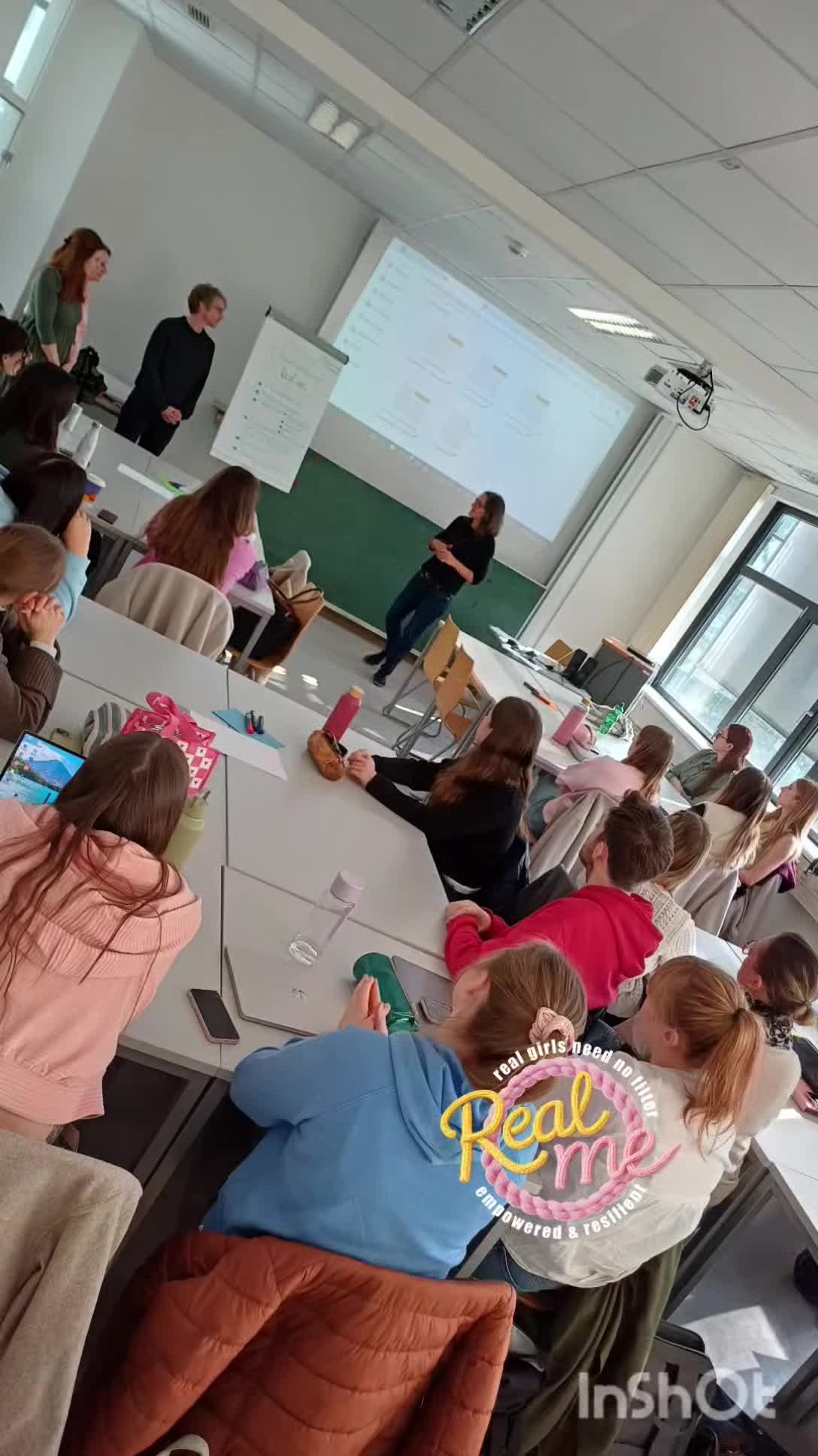REAL ME - Real girls need no filter
55 Studierende der @phburgenland starten mit einem Auftrag ins Semester: beim Kickoff der Lehrveranstaltung GENDER STUDIES wurde unser Projekt REAL ME vorgestellt. Die Studierenden entwickeln in den nächsten Monatrn Materialien für 8-10jährige Mädchen zum Thema 'Stärkung positiver & realistischer Körperbilder' und 'Schutzstrategien gegen Body-Shaming'.
#realme #realgirlsneednofilter #empowered&resilient #phburgenland #feminina #bmfwf
@phburgenland @bmfwf.gv.at @frauenreferatbgld Der Lichtblick Frauen- und Familienberatung @frauenfuerfrauenbgld