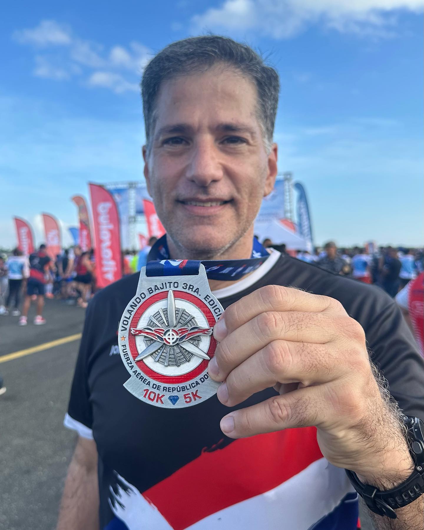 Volando Bajito de @fuerzaaereard un buen evento deportivo, muy diferente a todos en un ambiente atípico para las carreras.
⠀⠀⠀⠀⠀⠀⠀⠀⠀
Me fué bien a pesar de que no fuí con grandes expectativas de romper tiempo por el tema del calor. Y vaya que estuvo caliente!
⠀⠀⠀⠀⠀⠀⠀⠀⠀
Tengo que decir que hubo pobre administración Logistica pues la mayoría de los atletas de 10K pasaron trabajo porque los puestos de agua se les terminó después de la primera hora de la carrera…no quiero saber 😱 de los del medio maratón!!! Sin agua, faltándoles la mitad de la carrera y en un calor infernal! 🥺
⠀⠀⠀⠀⠀⠀⠀⠀⠀
El año pasado la organización fué increíblemente espectacular a manos de @supermariorivas a quién no se le escapó casi ni un detalle.
⠀⠀⠀⠀⠀⠀⠀⠀⠀
Me parece que este es un evento deportivo super bueno que no debe dejar de hacerse pero deben dejarse ayudar porque a todos los atletas nos interesa que quede bien. A mi personalmente me hubieran dicho que tenían poca agua y les hubiera llevado varios fardos de donación.
⠀⠀⠀⠀⠀⠀⠀⠀⠀
En fin, a Dios las gracias por esta maravillosa oportunidad de participar en otra carrera y a la @fuerzaaereard por continuar esta iniciativa para acercarse más a la población deportiva.
⠀⠀⠀⠀⠀⠀⠀⠀⠀
Gracias a todos los atletas que vi que hace mucho no veía y me alegraron el día. Gracias y bendiciones!
⠀⠀⠀⠀⠀⠀⠀⠀⠀
#jorgemusacoach #jorgemusa #elquecorresabe #running #sdcorre