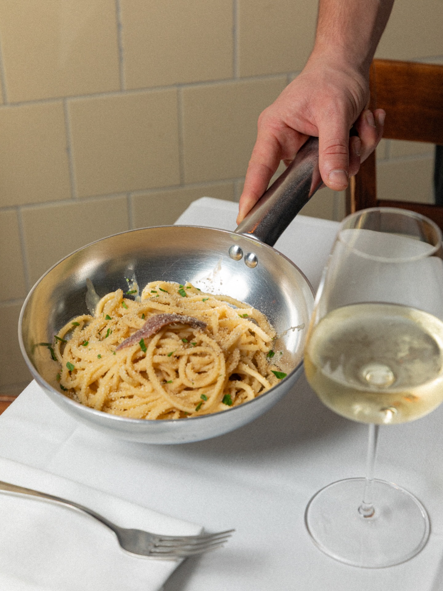 Butter melting into anchovies.
Aromatized breadcrumbs on top.
Pochi ingredienti, tanto sapore
.
.
.
#linguinitrattoria #italianrestaurantamsterdam #foodieinamsterdam