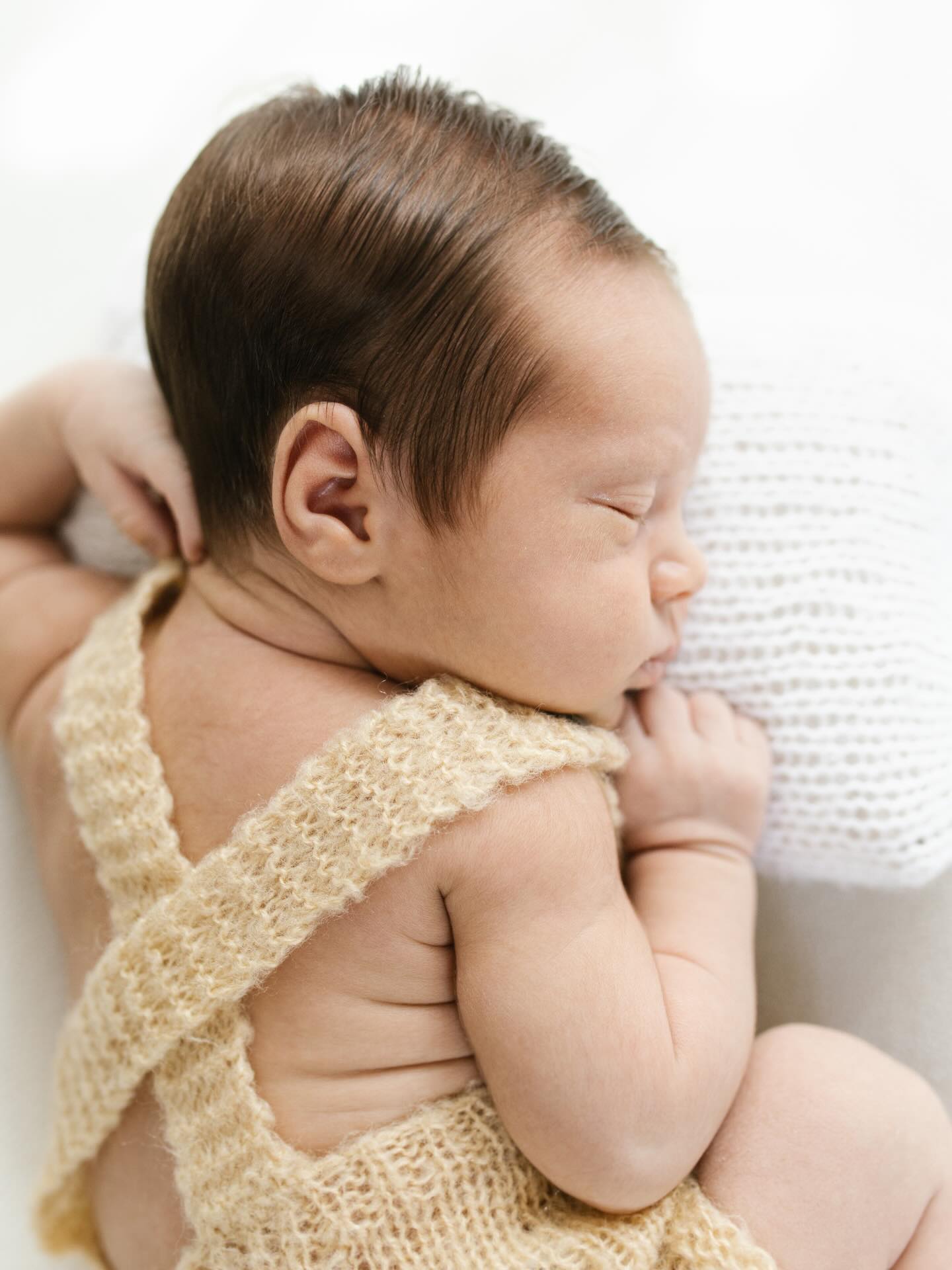 A chegada de um bebê transforma tudo.✨
A casa muda de ritmo e cada pequeno detalhe ganha um significado novo.
De repente, gestos simples passam a ser lembranças preciosas: o cheirinho, o pé que cabe na palma da mão, os primeiros dias em que tudo ainda é descoberta.
É um período intenso, cheio de amor, adaptação e encantamento.
E talvez por isso esses primeiros dias sejam tão especiais de registrar. Porque eles passam rápido… mas as memórias que guardamos deles podem atravessar uma vida inteira. 💛