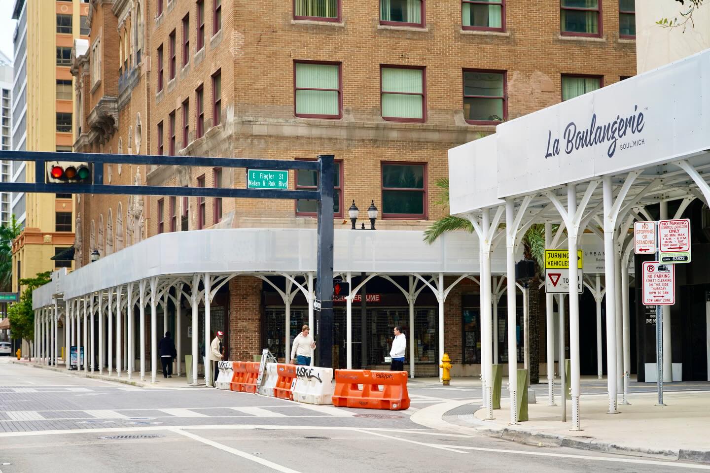 Double Urban Umbrellas in Downtown Miami!
#miami #sidewalkscaffolding #scaffolding #sidewalksheds #urbanumbrella