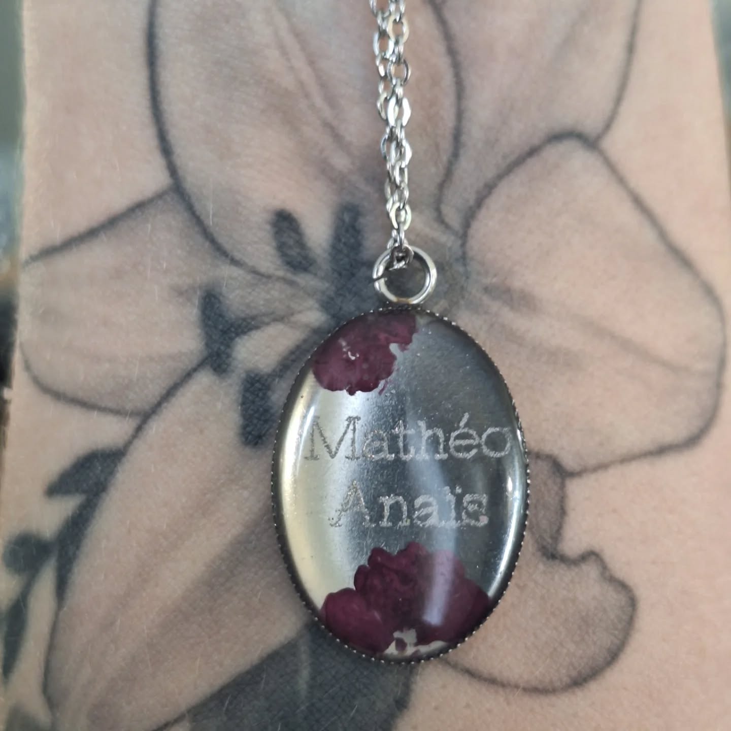 ✨ Pendentif personnalisé en fleurs séchées ✨
Un bijou unique pour garder vos enfants toujours près de votre cœur 💕
Chaque pendentif est réalisé à la main avec de véritables fleurs séchées, et personnalisé avec les prénoms de vos enfants.
Un souvenir délicat, plein de douceur et de poésie 🌸
💌 Idéal comme cadeau pour une maman, une mamie ou simplement pour se faire plaisir.
Chaque création est unique, les fleurs peuvent légèrement varier pour rendre votre pendentif encore plus spécial.
📩 Commande en message privé