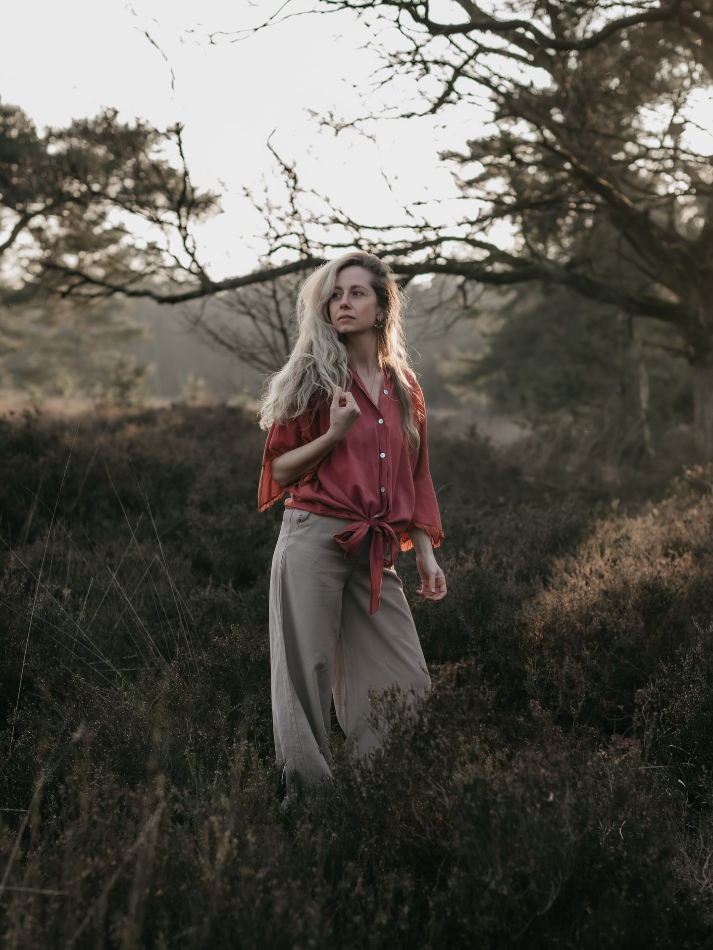 Dit weekend staat er een weekend weg met vrienden en alle kids op de planning.
En ja… de camera gaat natuurlijk mee.
Al geloof ik dat mijn vrienden de foto’s van dat dagje Efteling van drie jaar geleden nog steeds niet hebben ontvangen, het klassieke gevalletje van “de schilder met een ongeschilderd huis”.
Voornemen;deze beelden wel delen 😉
Het kan zijn dat je iets langer moet wachten op een reactie.
Vanaf maandag ben ik er weer, en dit was natuurlijk een heel leuk moment om dit beeld te delen van mijn laatste brandingshoot tijdens het gouden uurtje!
Fijn weekend lieve mensen 🤍
Liefs,
Sharon
Fotocredits : @framedbynoortje
Edit: @studio.femme.fotografie
#outofoffice
#weekendgevoel
#momwithcamera
#behindthescenes
#studiofemme