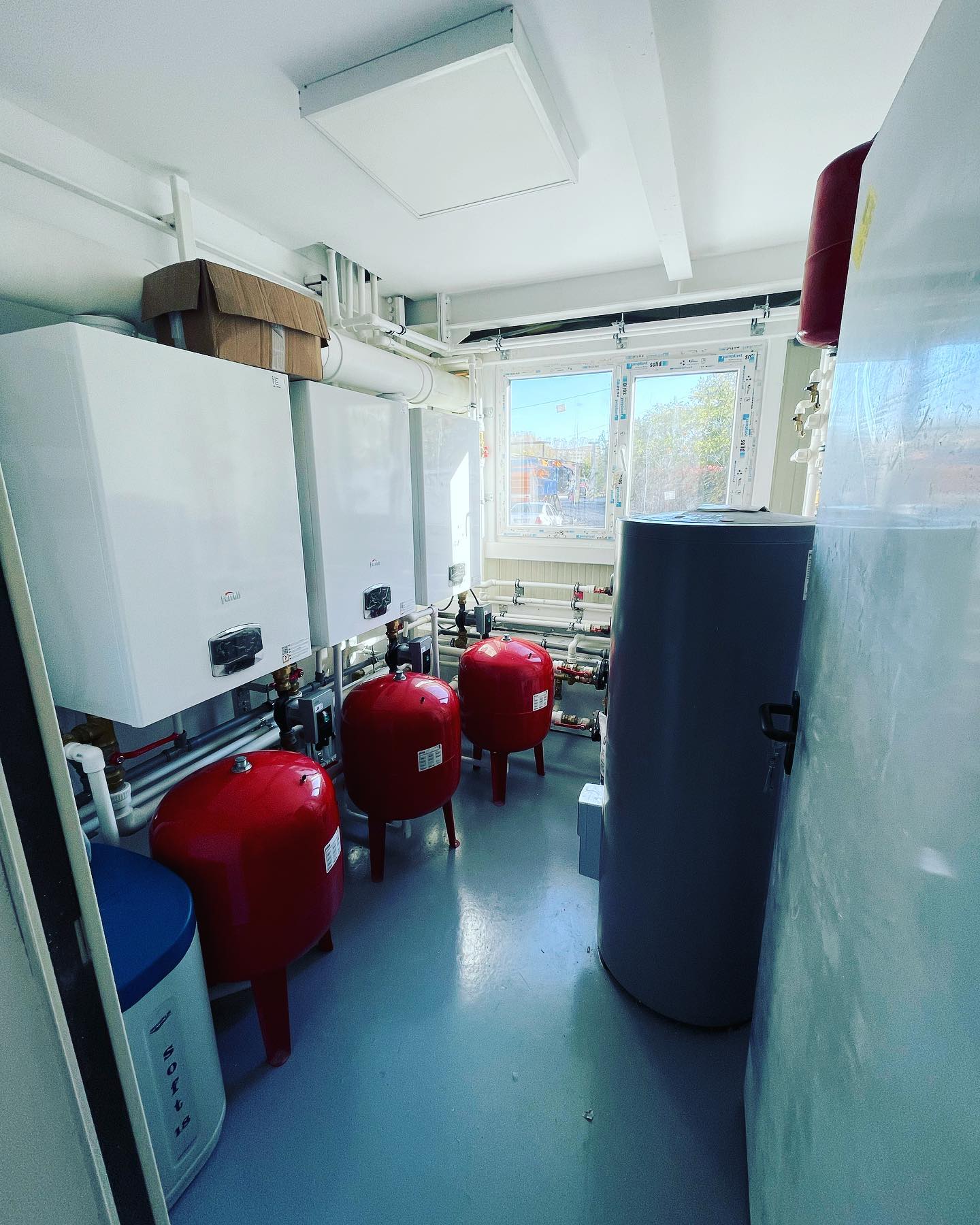 Vă prezentăm un proiect finalizat de echipa noastră început în luna iunie și finalizat în octombrie anul acesta. Execuție instalații sanitare și termice hală industrială : instalații sanitare îngropate, montaj ventilo și traseu agent termic pentru acestea, echipare cameră tehnică ( 3 centrale termice #ferroli, boiler termo electric, stație dedurizare), montaj radiatoare, montaj obiecte sanitare.
#plumberslife #pex #industrialheating