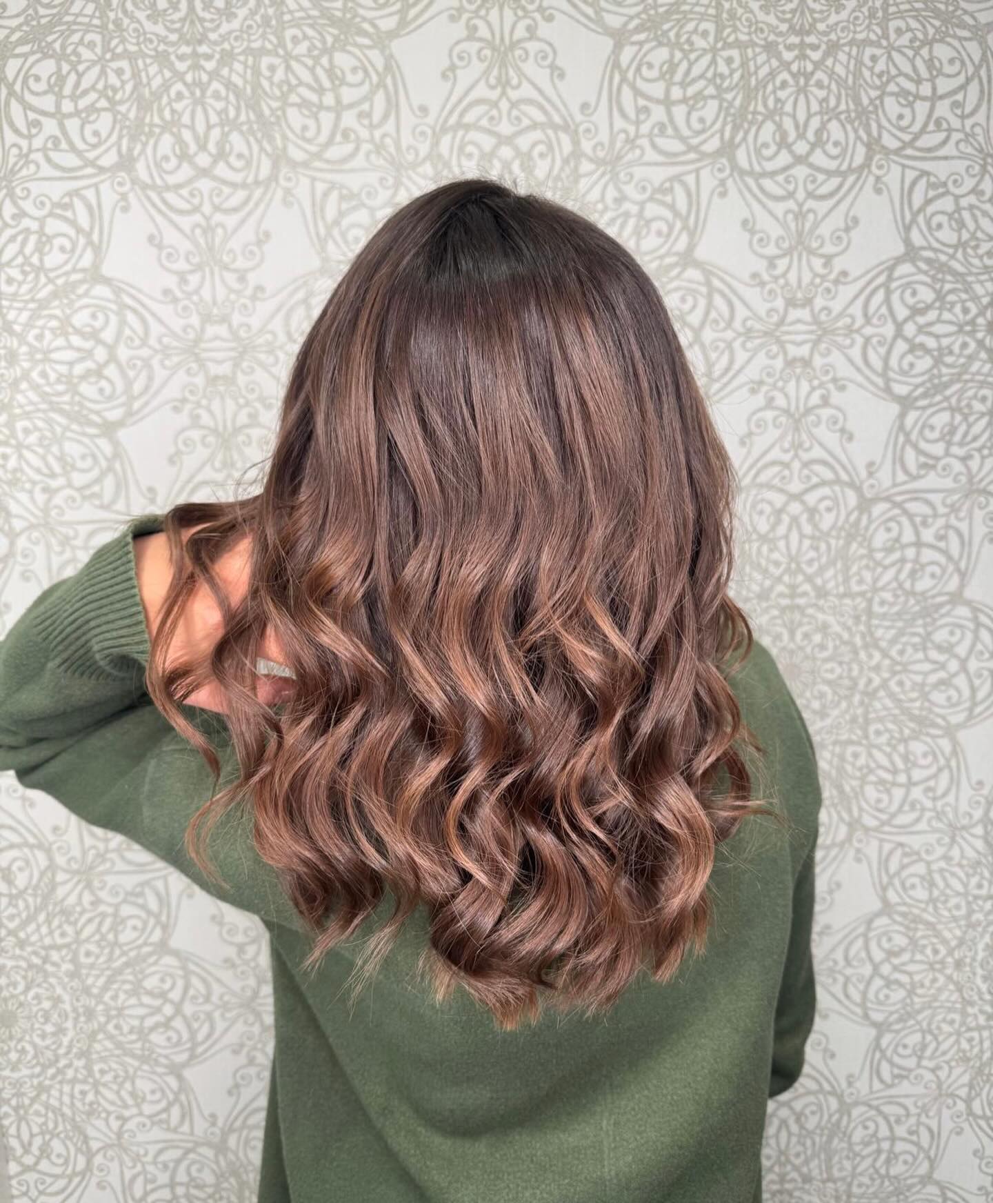 Warm, weich und voller Glanz – Haselnuss 🌰🤎
Diese wunderschöne Nuance bringt natürliche Tiefe ins Haar und lässt den Look gleichzeitig warm und elegant wirken. Perfekt für alle, die ihrem Haar eine sanfte, natürliche Ausstrahlung mit einem schönen Glow verleihen möchten.
Bereit für deine neue Haarfarbe? ✨
#hazelnuthair #haircolor #hairinspo #hairgoals #stylingcreative