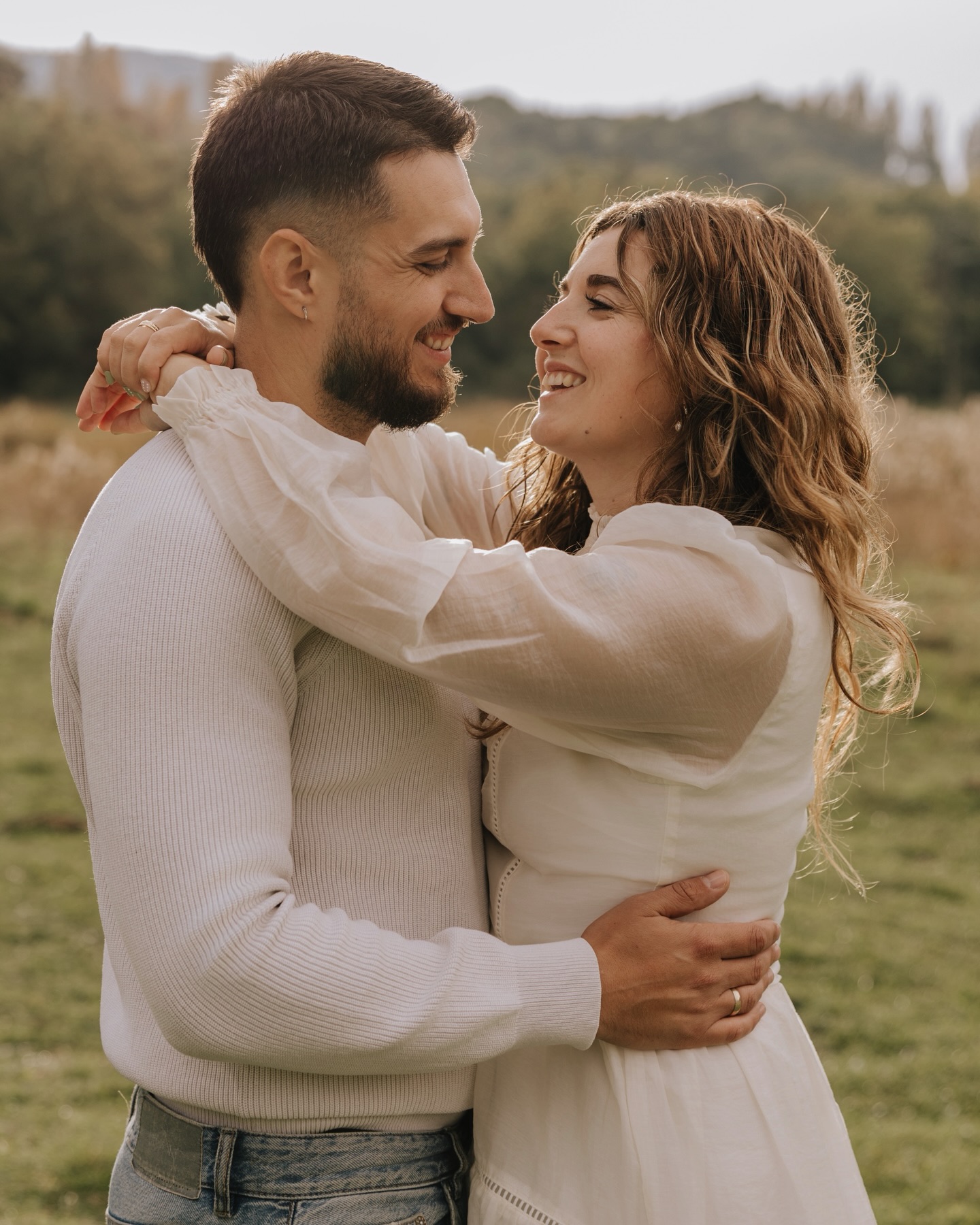 Hi ha parelles que només mirant-se ja ho expliquen tot. ✨
La Naiara i l’Adri transmeten molta complicitat, tendresa i molt amor. Durant la seva preboda vam passejar, riure, córrer… i simplement deixar que passessin coses boniques davant la càmera.
Sense presses. Només ells dos… i per descomptat el Fideo, que també va formar part d’aquest record tan especial. 🐾
Quina emoció pensar que ja només falten uns mesos pel vostre gran dia. Gràcies per confiar en mi per guardar aquests records tan bonics i especials. 🤍
Si també esteu preparant la vostra boda i us agradaria guardar-ne el record… escriviu-me i m’encantarà conèixer la vostra història. 💌
Una abraçada,
Andrea Pop
🖥️ www.andreapopfotografia.com
✉️ andreapopfotografia@gmail.com
📲 687 69 44 61
.
#andreapopfotografia #preboda #pallarsjussa #lleida #fotografodeboda