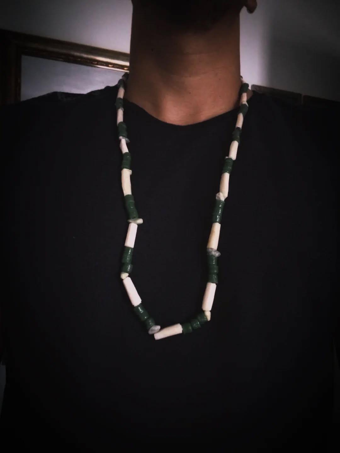 O Colar da Arte foi tecido como um talismã vivo de memória e poder.As contas de marfim, pálidas como os ossos antigos, recordam os ancestrais que caminham na terra e no sangue, aqueles que abriram os caminhos da Arte antes de nós. Os fragmentos de serpentina guardam o sopro da Serpente da Terra, a força que rasteja sob as raízes, que ensina os segredos do solo, da pedra e das profundezas.
Entre eles repousa o coral verde, sinal do Primeiro Feiticeiro da Arte o antigo lavrador da terra negra, o guardião do Acre do Diabo, o sábio que conhece as ervas do campo, os venenos e os remédios, e que aprendeu a ler os mistérios escondidos nas folhas e nas raízes. Assim, este colar não é apenas ornamento. É memória, pacto e caminho.
Um círculo de ossos, serpente e terra um sinal silencioso daqueles que caminham na Via da Arte Antiga.
#witchcraft #cunningfolk #witch #tradwitch #qayin