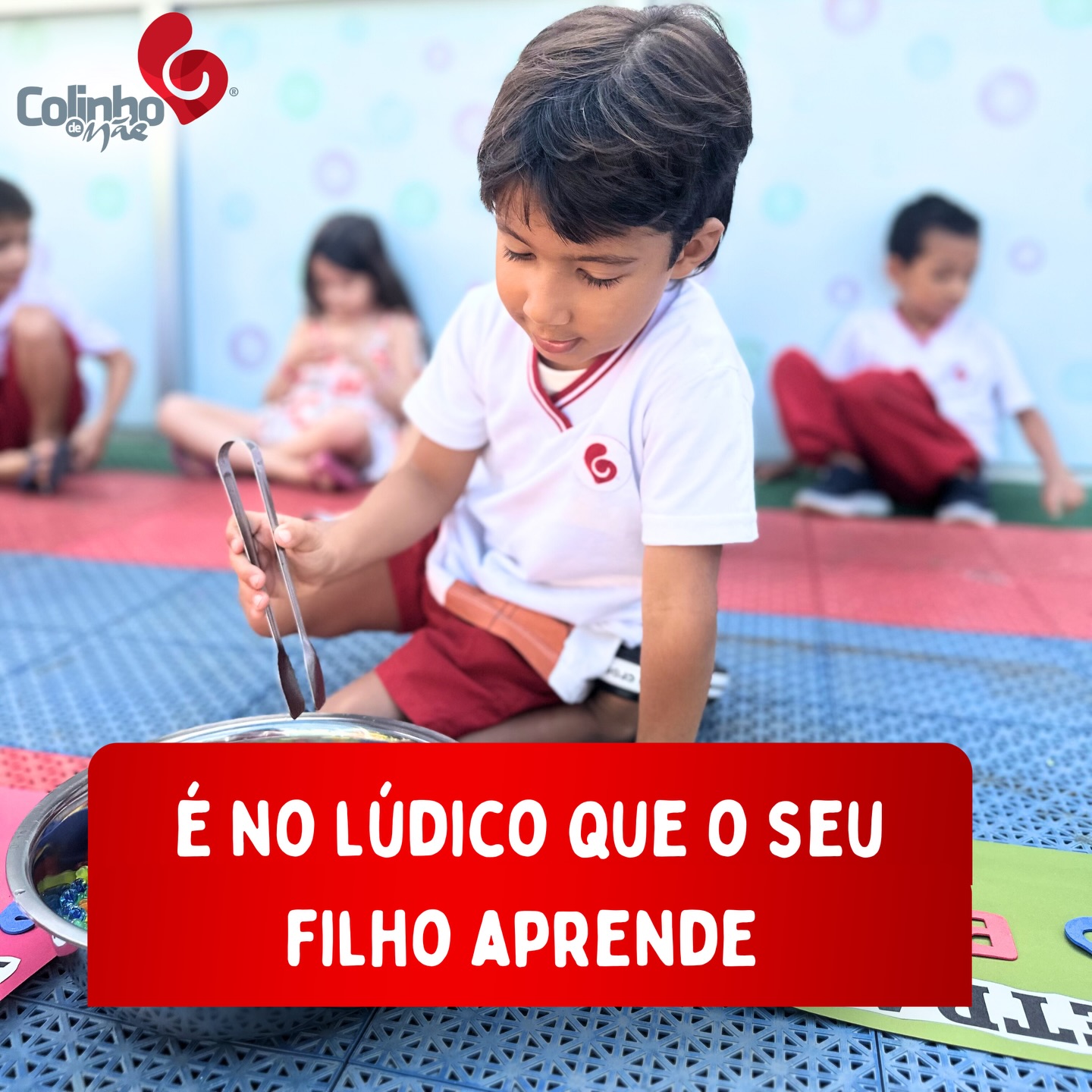 Aprender também pode ser uma grande brincadeira. 🎣✨
Nesta atividade, as crianças “pescaram” números e letras e depois fizeram a separação entre eles.
De forma lúdica e divertida, elas exercitam atenção, raciocínio e reconhecimento dos primeiros elementos da leitura e da matemática.
Porque quando a criança aprende brincando, o conhecimento se torna mais natural e significativo.
Na Colinho de Mãe, cada atividade é pensada para estimular o desenvolvimento com leveza, curiosidade e participação.
Quer conhecer nossa proposta pedagógica?
Agende uma visita. ✨
🏫 Creche Escola Colinho de mãe
📍Quadra 08, Conjunto F, Lote 47, Sobradinho/DF
📲WhatsApp para visitas: (61) 99147 - 5825