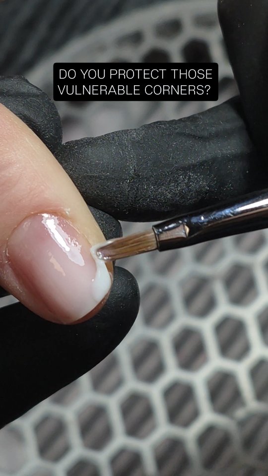 PREVENT BREAKAGE & CRACKING!
Corners are often where most BIAB breakage begins. Without reinforcement, nails can;
*crack diagonally from the sides
*chip at corners
*split when client hits the edge.
HARD GEL is more RIGID than BIAB, so it protects those vulnerable edges while BIAB provides flexibility across the nail.
#nails #naileducation #hardgel #biab #nailcoursesdungarvan