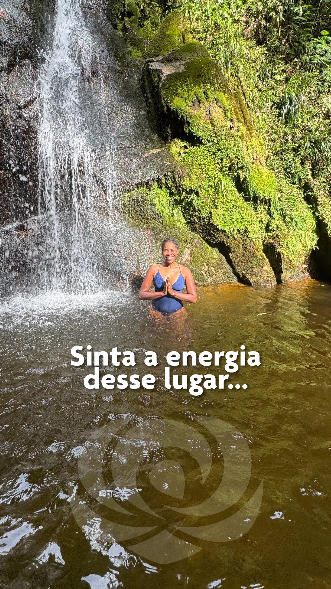 A natureza limpa. O grupo acolhe. A alma desperta. 🌿💧
Aqui na Flor de Maria, o processo de cura começa muito antes de entrarmos no Templo. Ele começa no som do rio, na trilha de terra e, principalmente, no mergulho nas nossas águas cristalinas.
A cachoeira lava o cansaço do mundo lá fora, abaixa a poeira da mente e prepara o corpo. É depois desse "banho de presença" que o verdadeiro retiro acontece.
Da água que purifica ao abraço que sustenta, cada detalhe do nosso santuário no Sana foi desenhado para te devolver a si mesmo.
Sente o chamado para viver isso de perto? 🦋