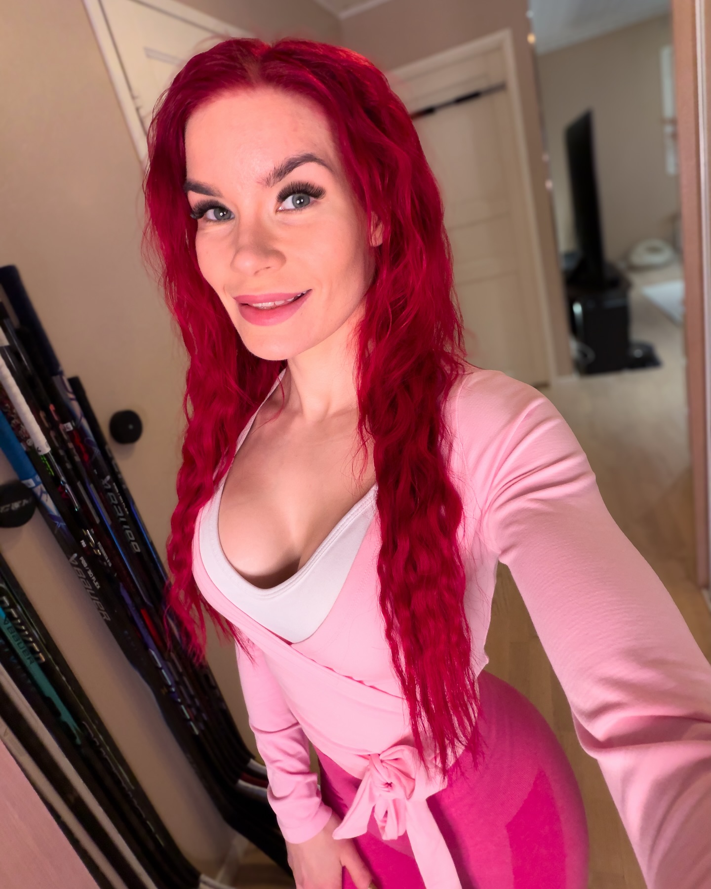 Kun luulit olevasi pysäyttämätön, ja että voit tehdä kaikki asiat tuplasti nopeammin ja tehokkaammin kuin muut ja samalla vielä voida hyvin ja jaksaa!
NO EN OLLUT!
Väsytin itseni pikkuhiljaa loppuun, ja nyt kerään voimia palata siihen ”normaaliin” ja oikeastaan pitäisi luoda kokonaan uusi normaali, jotta en tee tuota samaa virhettä kokoajan.
Oon suorittanut kaikkea, en oo löytänyt hymyä hetkeen, tehnyt asiat huonosti, vaikka luulin et pystyn hoitamaan kaiken hyvin. Vuorokaudessa ois pitänyt olla tuplasti tunteja siihen nähden mihin oon luullut pystyväni/kykeneväni. 😮💨
Nyt alan löytämään taas valoa, hymyä ja armollisuutta 💓
Ja siis mitään pahaa ei ole tapahtunut, vaan koitan löytää mun sisäisen rauhan, kaaos on yksin mun pään sisällä! 🙏
Mitä sulle kuuluu? 💕
#hyvinvointi #jyväskylä #stressi