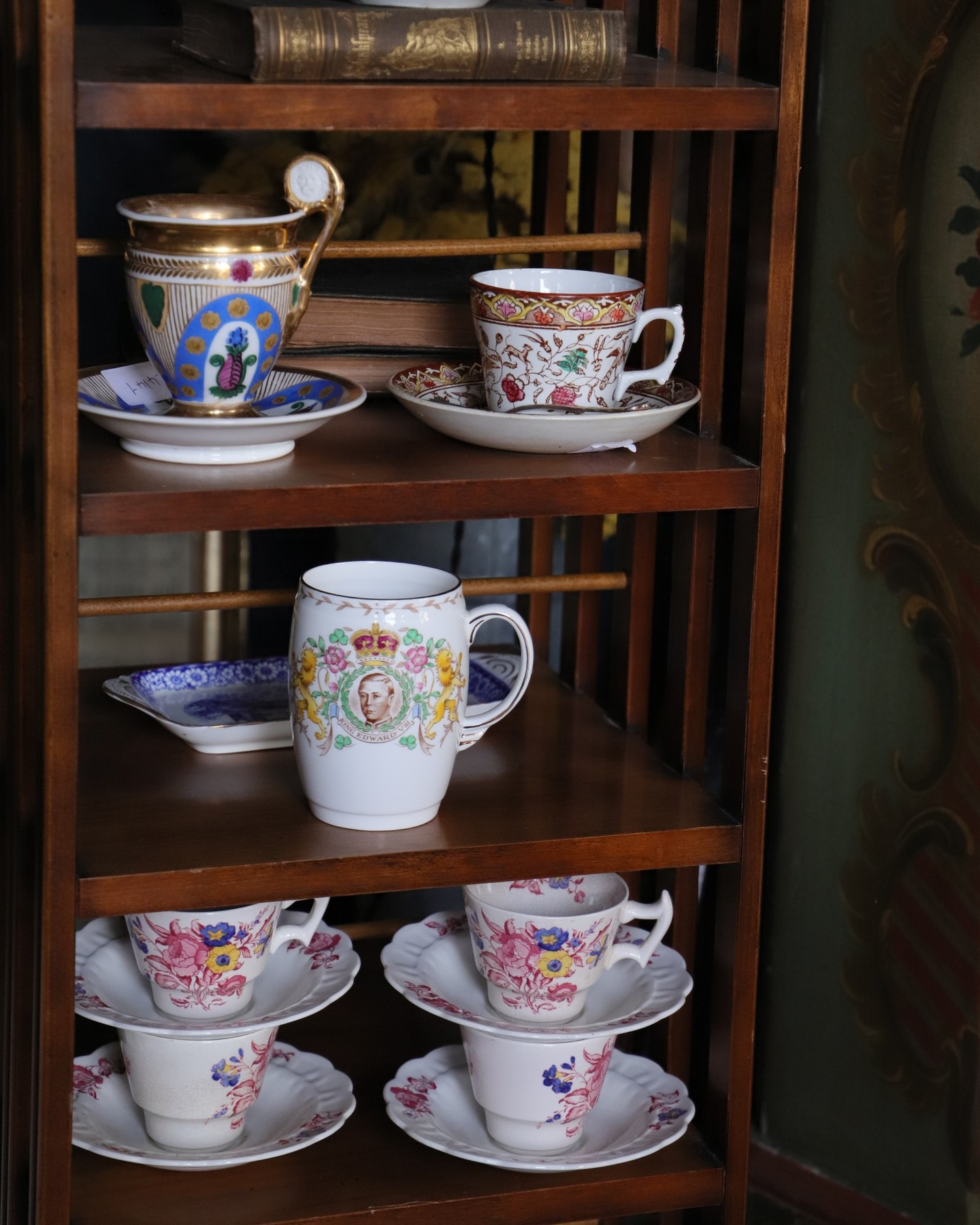 Tea cups,
Gravy boats,
Fruits stands,
and any small items you need for your home … Before buying it new, why not trying to search for a vintage one ?
♻️ Choose vintage tableware and be kind to the planet.
📱Follow my Instagram to make sure you’ll never miss a novelty.
#kitchenbrocante #instabrocante #brocanteenligne