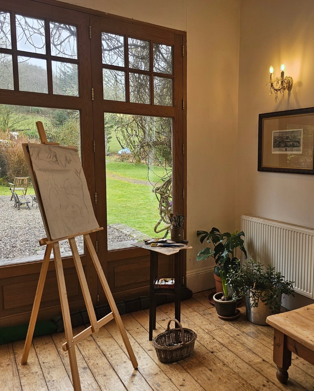 Nothing like a countryside escape to get the creative juices flowing 👩🎨
The conservatory at Balinakill transforms into many things for our guests…artist’s studio, creative workshop, yoga space, games room, dance floor…
Whether you’re planning a reunion, retreat, or a wee wedding, let us know how we can make this space work best for you.