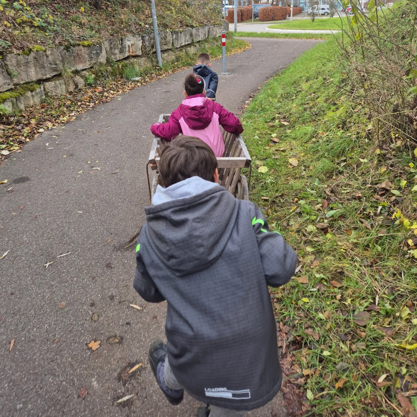 Gemeinsam mit den Kids haben wir den perfekten Weihnachtsbaum ausgesucht und ihn anschließend festlich geschmückt. 🎄✨
#abenteuerspielplatz #vaihingen #stuttgart