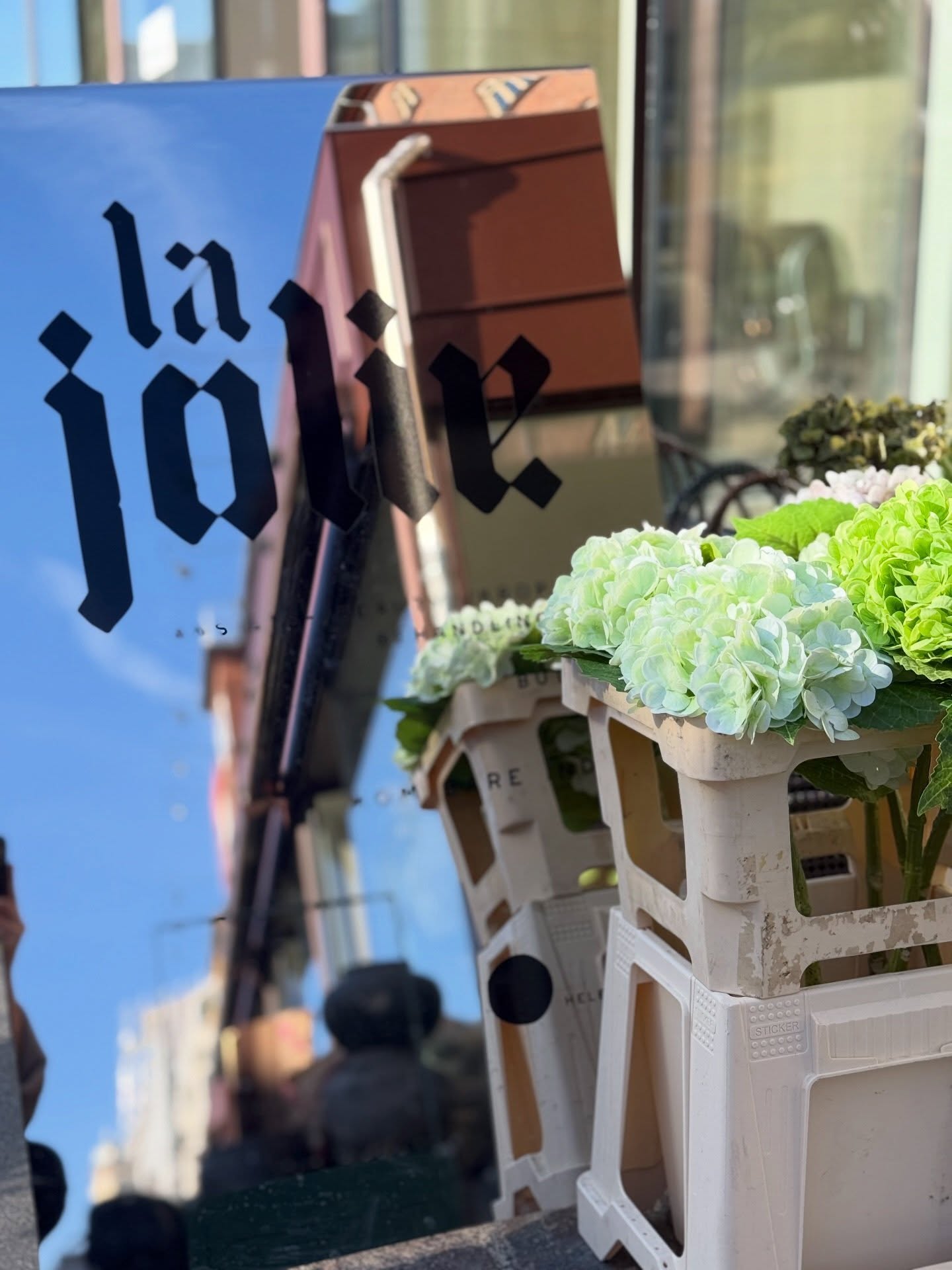 🖤✨ Ugen der gik..
Solen kom til Valby, og mellem søde kunder i butik og på briksen har Amy og Mette været top-produktive! De sørgede, at butikken stod skarpt, og at viben var god og on point. 🫰🏼 Det var også i denne uge, at alle vores savnede favoritter fra Herbal Salvation landede i butikken, som Mette pakkede ud og markerede. ✨
.. meeen der var også tid til at nyde solen og en tår kaffe! ☕️
Må du have en fantastisk weekend!
#lajoliedk #heledig