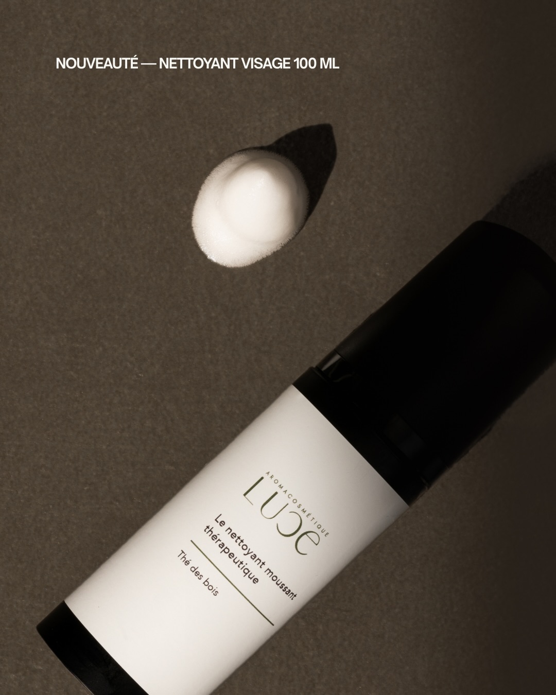 ✨ NOUVEAUTÉ — Nettoyant visage 100 ml
Vous l’avez demandé… il est enfin là !
Notre nettoyant Maison Luce est doux, efficace et parfait pour tous les types de peau.
🌿 Jojoba → régule le sébum
🌿 Menthe verte → purifie et rafraîchit
🌿 Gel d’aloès → hydrate et apaise
• Nettoie sans dessécher
• Prépare la peau à votre sérum et crème
Idéal pour les peaux sèches, sensibles ou irritées après l’hiver.
Conseil Maison Luce
Matin et soir, pour une peau douce, fraîche et lumineuse.
Disponible dès maintenant !