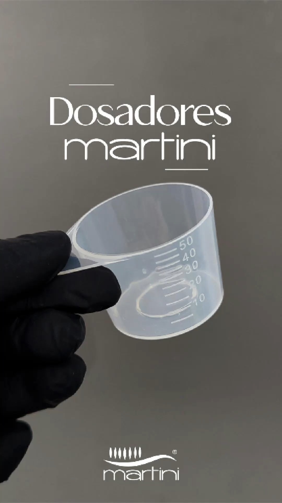 Uma fórmula bem desenvolvida só entrega o resultado esperado se for usada na medida certa. Oferecer o dosador exato junto com o produto é o tipo de cuidado que evita o desperdício e garante que o consumidor final aproveite o máximo da tecnologia que sua marca criou.
De 15g a 150ml, fabricamos acessórios que se encaixam no seu projeto. Ter uma peça com a sua cor e o seu logo tira aquela cara de "item genérico" e mostra que sua empresa pensou em cada detalhe da experiência de uso.
Para viabilizar os dosadores da sua próxima linha, basta chamar a equipe no Direct.