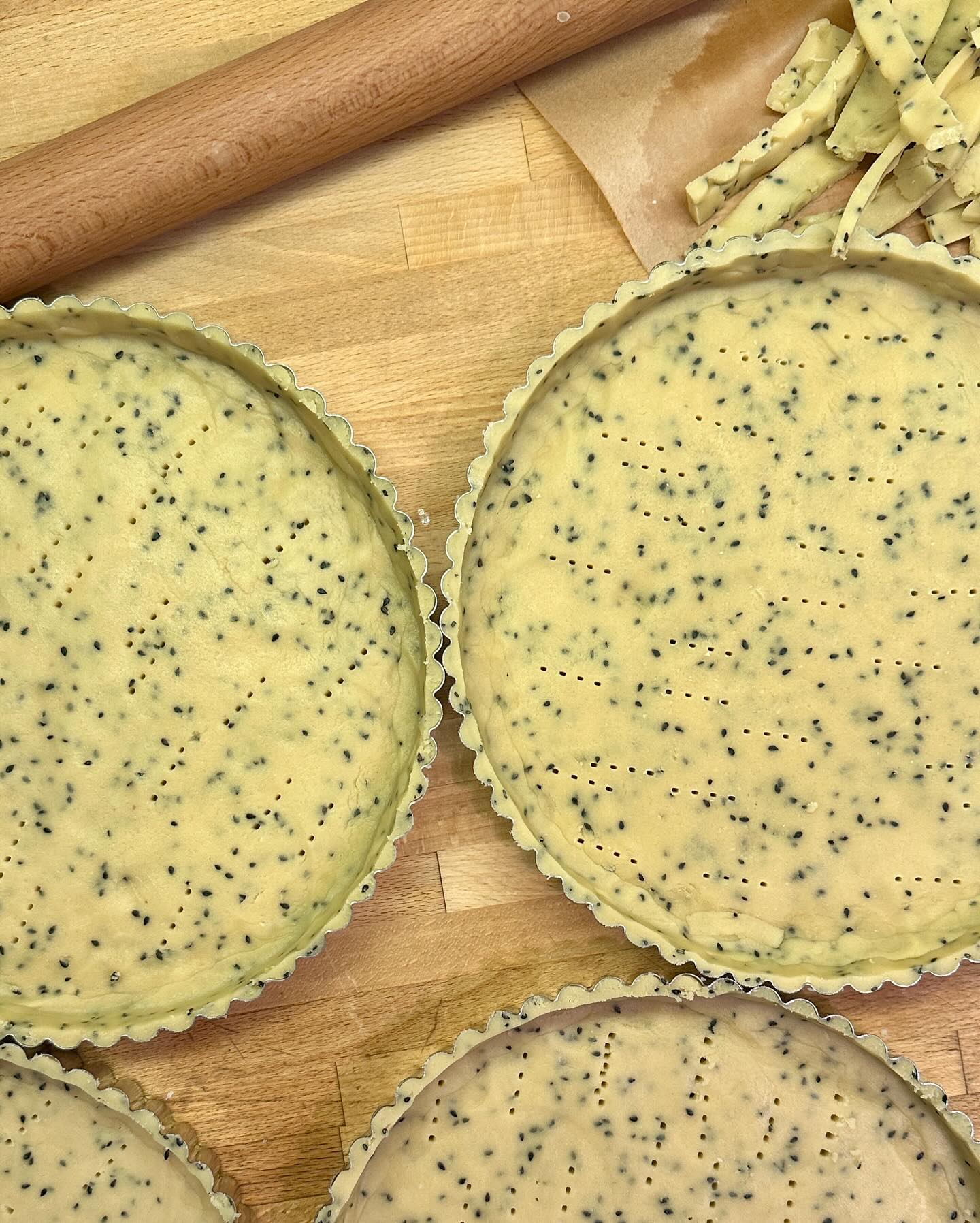 What a wonderful evening last night @mmkitchenstudio with the best of the best @chefamandaf ! Tarte Sucrée with Black Sesame Frangipane, Strawberry Lemon Compote, Fresh Strawberry with a Strawberry Lemon Chantilly. A fun way to play around with the traditional PB&J combo and to make it less sweet! Thank you @zincagency for having me!!! chef Aaron, thank you so much for your welcoming and support!!! So much fun 😊