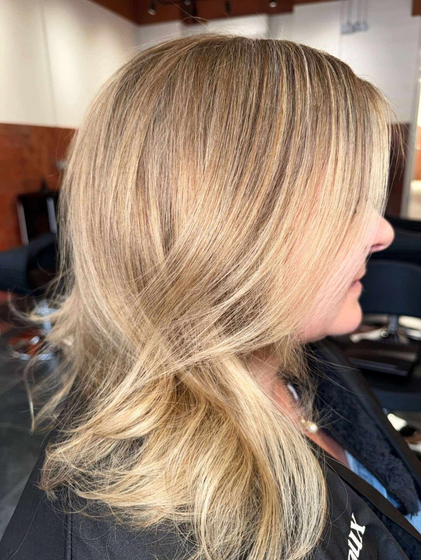 ✨ Soft transformation at Margaux Salon ✨
A beautiful work of light with this natural blonde subtly blended with soft tones, paired with an airy layered cut that brings movement and volume to the hair. 💇♀️
The lengths are carefully shaped to create a light, fluid style full of dimension, perfect for illuminating the face and giving an elegant, natural look.
A soft blow-dry finishes the style, enhancing the overall result for a chic, modern look that’s easy to wear every day. 🌟
Want to bring light and movement to your hair?
Visit Margaux Coiffure for your beauty transformation.
By @dkurlandhair
📍 @margauxsalon.london
#margauxsalonlondon ✨