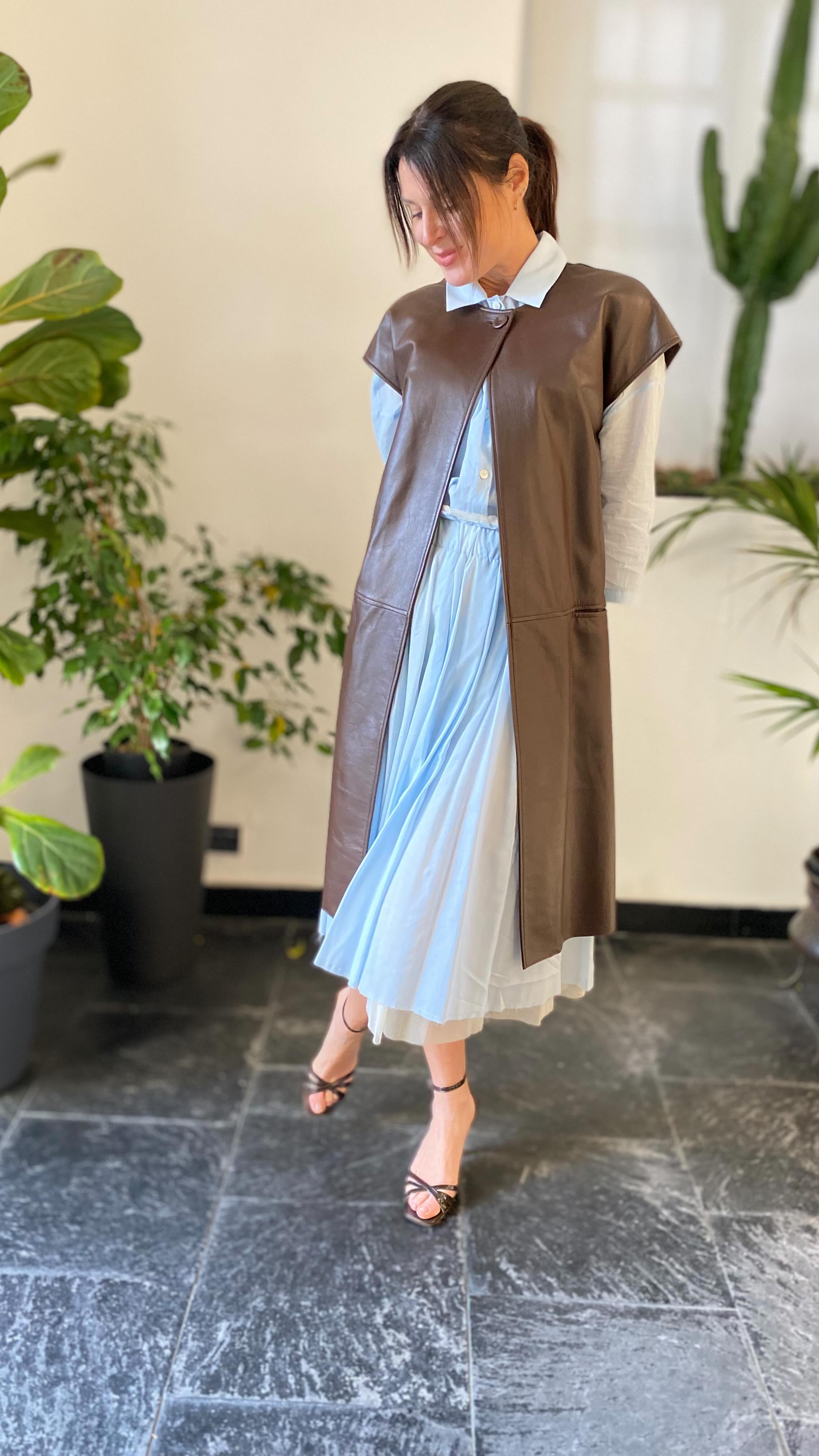 Oggi questo bellissimo outfit, versatile, che vediamo al contrario: partendo dal gilet @myskinreal , che avevamo già amato lo scorso anno! 🤍🩵🤎
Vi piace, ragazze?
- Gilet €695
- Camicia @phisiquedurole_official €225
- Gonna @phisiquedurole_official €330
- Borsa @reptile_s_house €595
- Sandalo @parosh_official €397