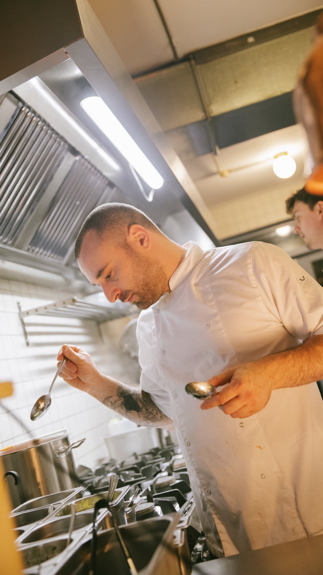 Before it reaches your table, it passes through steady hands and small details.
Simple ingredients. Full attention. Con calma.
.
.
.
#linguinitrattoria #italianrestaurantamsterdam #foodieinamsterdam