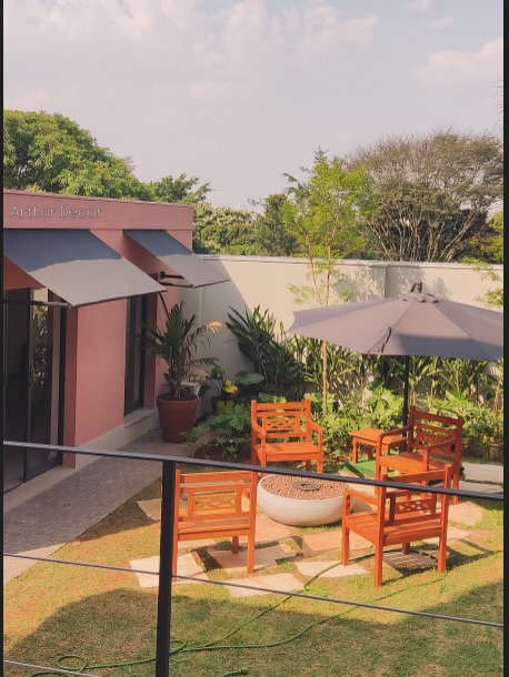 Arraste para o lado e veja o “Antes & Depois” dessa área externa que ganhou vida com os nossos toldos de projeção. ➡️
Mais do que proteção solar, o toldo de projeção é um elemento de design. Neste projeto, a escolha do tom grafite criou o contraste perfeito com a fachada em tom rosé, trazendo modernidade e mantendo a elegância da arquitetura original.
Fale conosco e transforme sua área externa @arthurdecor