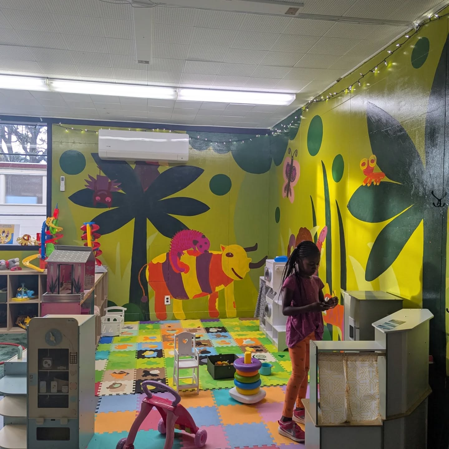 We @san.antonio.neighbors.alliance had such a great time at @clinton_park_oakland for Roots and Rhythm! Loved meeting all the artists and tablers ❤️🎶⚡ Shout out to Chien and @oaklandtrybe for putting on a great event, as usual!