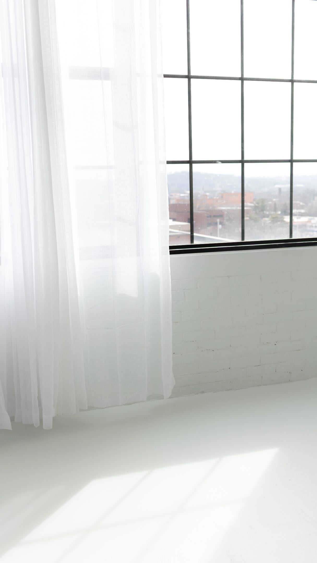 A moment for the morning sunlight in Luxe Loft 🤍
#pittsburghphotographer
#infinitywall
#cycloramawall
#sunlight
#pittsburghstudio