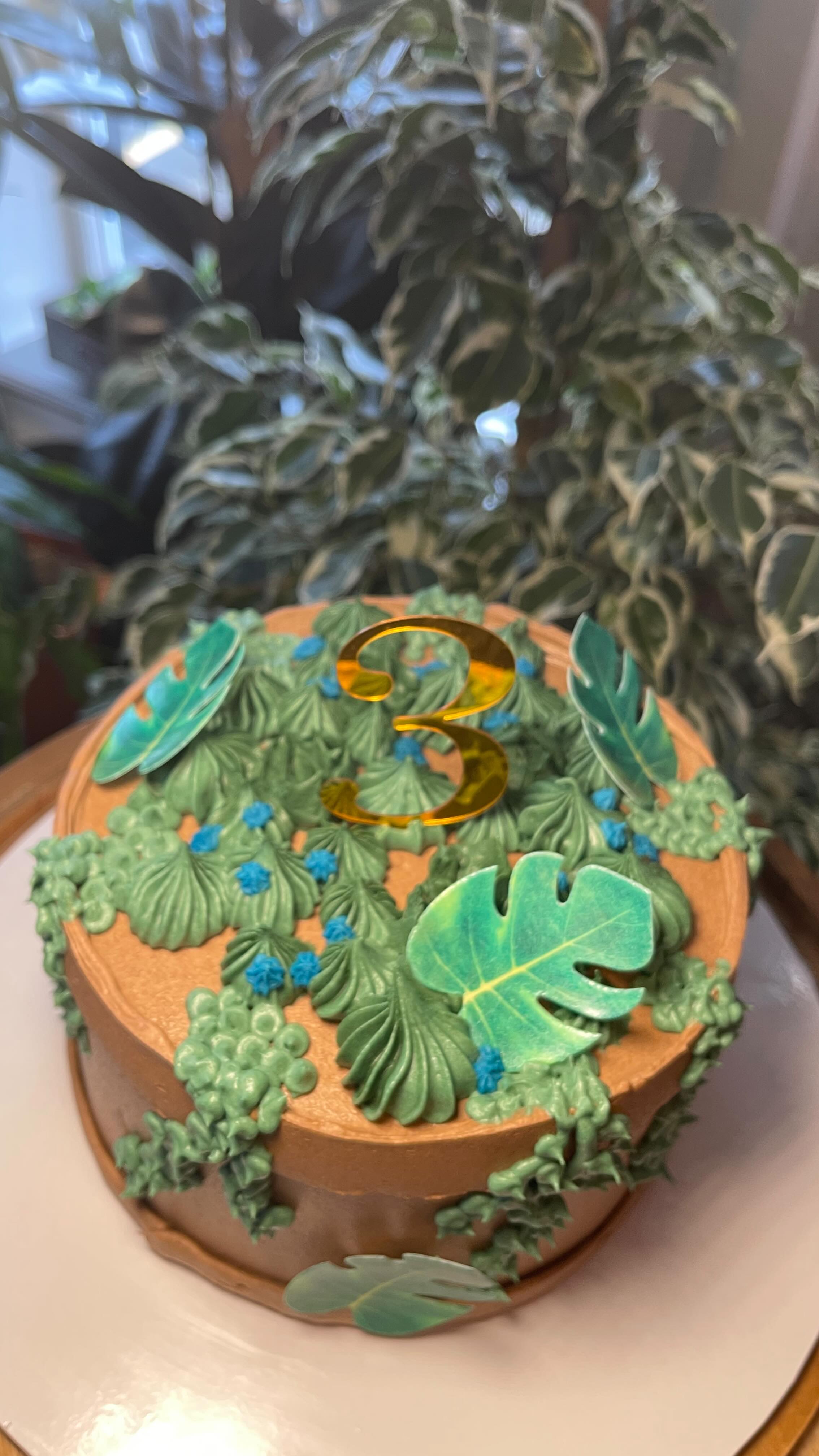 🌿Is it even your Birthday without Cake?!
🪴 We haven’t really shouted about it but this week we have been here on our little corner of Wilmslow 3 years!!
🍃We love being here and we would love to know what TROPICA means to you? Comment below ⬇️
👩🍳 Our amazing baker Jess @babas_bakes surprised us with this incredible cake today. I mean WOW!! Guess what we’ll be doing to celebrate - eating cake!! If you haven’t tasted her amazing cakes then you need to get in here 😉
🙏🏻As always thank you, thank you for keeping our independent business growing 🌱
.
.
.
.
.
.
#cheshire #wilmslow #tropicawilmslow