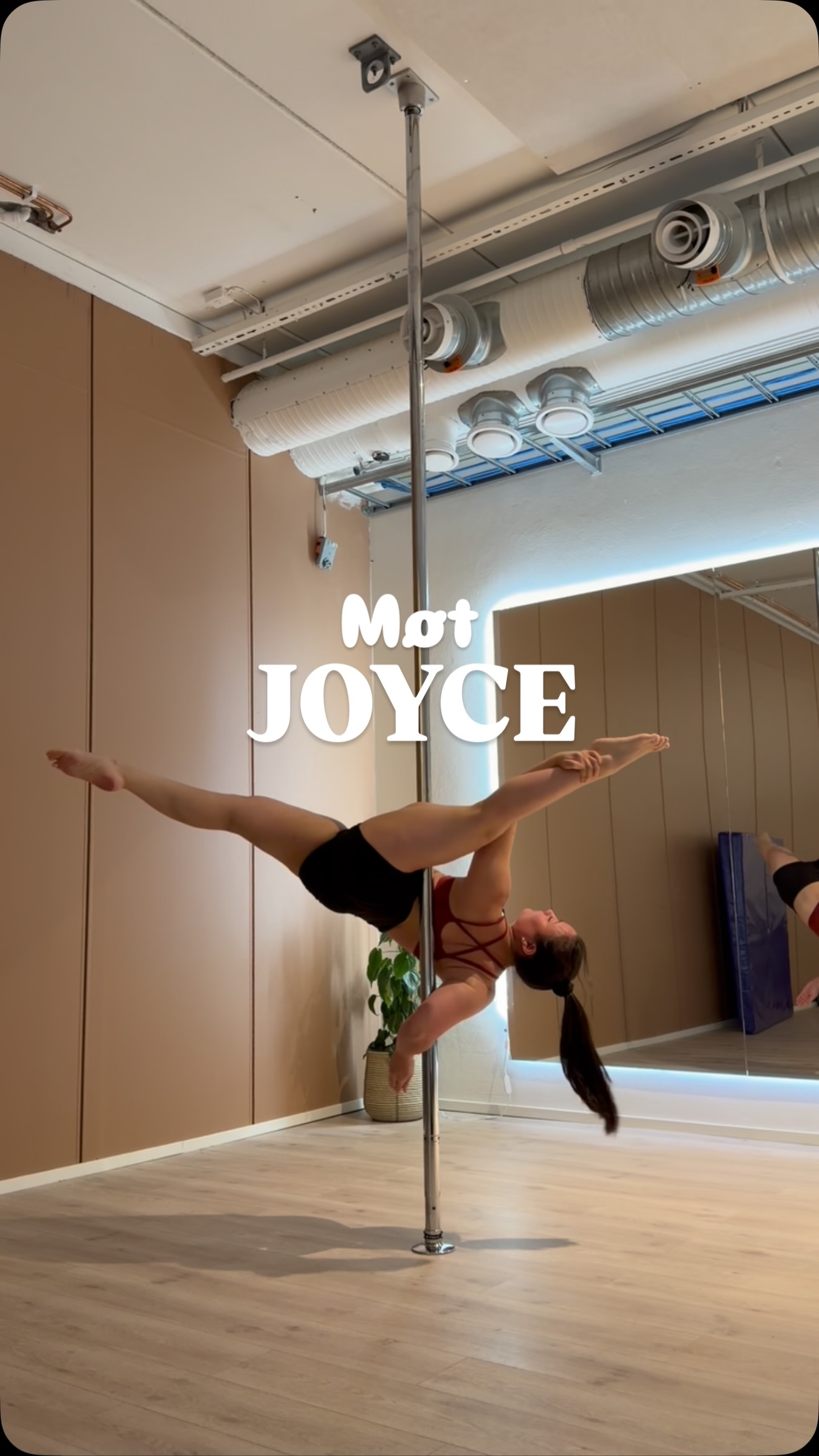 I dag presenterer vi vår fantastisk elev @joycejeraldine
Joyce er en super person å ha i timene, hun er positiv, engasjert og sprer mye godt humør. Hun startet med pole for litt over ett år siden og allerede i år forbereder hun seg til NM. Vi heier masse på deg, Joyce!🫶🏼✨
Dette sier hun selv:
«Jeg er 33 år og begynte med pole i februar i fjor, altså litt over ett år siden. Det hele startet da jeg innså at jeg hadde havnet litt i en hverdagsfelle, der dagene gikk i samme spor. Jeg kjente at jeg ville bryte ut og fylle hverdagen med noe nytt og spennende – noe mange sikkert kan kjenne seg igjen i. Jeg har for det meste trent på treningssenter, men har lenge hatt lyst til å begynne med dans. Da jeg så en annonse om en prøvetime, husker jeg at jeg tenkte: «En treningsform som kombinerer styrke og dans? Ja, hvorfor ikke?» Allerede etter første time var jeg helt betatt.
Først og fremst gir pole meg enormt mye glede og mestringsfølelse. For meg handler det ikke bare om styrke, men også om økt selvtillit og kroppskontroll. Jeg blir stadig overrasket over hva kroppen min kan få til, og det er alltid like gøy å kjenne på progresjon. Noe som har vært ekstra viktig for meg, er støtten vi gir hverandre. Jeg opplever så mye entusiasme og humor i miljøet, og det gjør treningen enda morsommere og mer motiverende»