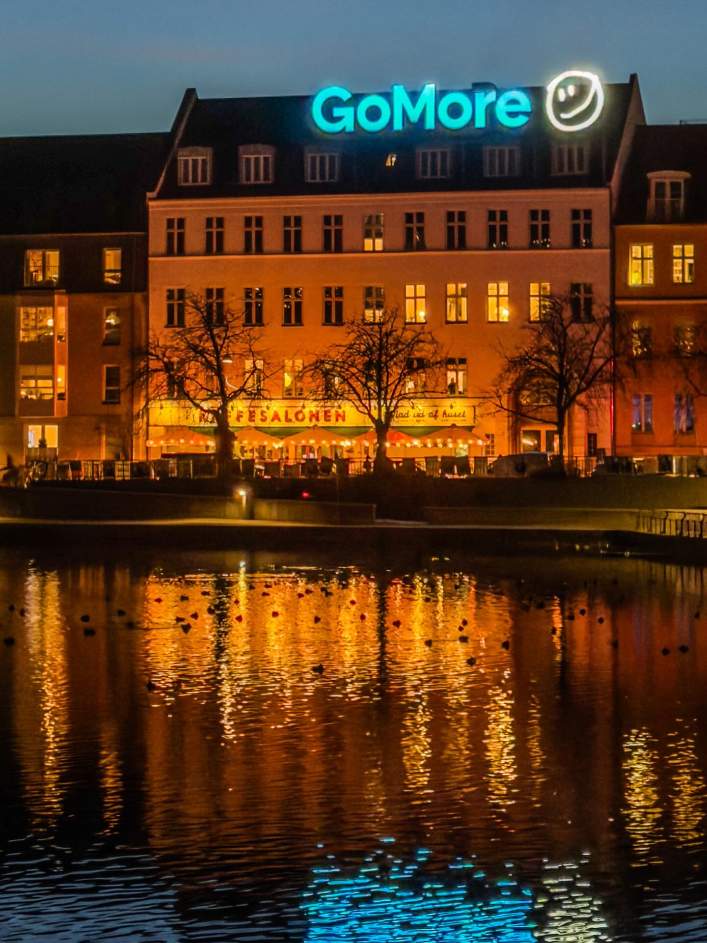 Københavnske øjeblikke ♥️🇩🇰
#københavn #copenhagen #chritianshavnskanal #dronninglouisesbro #denmark