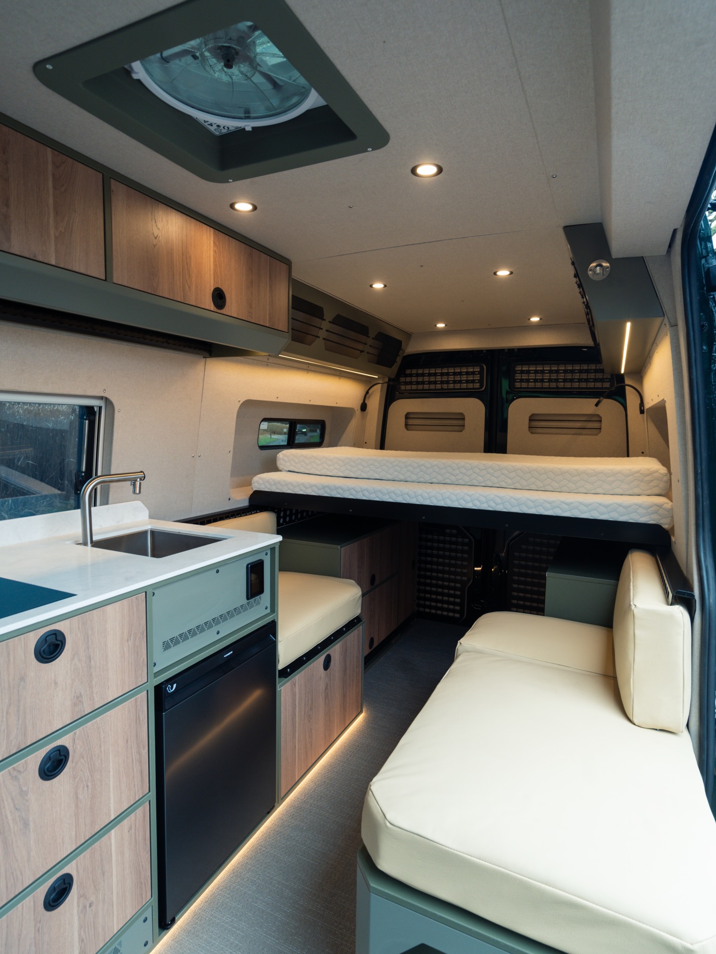MWB van 🤝 Super King bed
Our sliding bed system means you get both a spacious lounge area and a bed even the Princess and the Pea would approve of — perfect for tall people and anyone who likes to starfish ⭐️
…all in a MWB van.
#onyxvans #offgridvan #vanlifeuk #adventurevan #manTGE