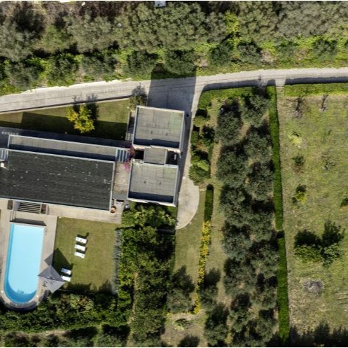 Die Region rund um Castel Sant'Angelo gehört zu den geheimen Juwelen Mittelitaliens. Hier erwarten dich spektakuläre Berglandschaften, mittelalterliche Dörfer und eine authentische italienische Lebensart – fernab vom Massentourismus.
Unsere wunderschöne Villa liegt eingebettet in die Natur der Abruzzen und ist der perfekte Ort für alle, die Ruhe, Weite und echtes Italien erleben möchten. Morgens mit Blick auf die Berge aufwachen, mittags regionale Spezialitäten geniessen und abends den Sonnenuntergang über den Hügeln erleben – so fühlt sich Urlaub hier an.
Die Nähe zum beeindruckenden Nationalpark Gran Sasso e Monti della Laga National Park macht die Villa auch zum idealen Ausgangspunkt für Wanderungen, Naturerlebnisse und Ausflüge zu charmanten Bergdörfern.
Tipps für deinen Aufenthalt in der Region
Spaziergang durch das historische Dorfzentrum von Castel Sant’Angelo
Wanderungen im Nationalpark Gran Sasso – spektakuläre Landschaften garantiert
Regionale Küche geniessen: Arrosticini, hausgemachte Pasta und Pecorino aus den Abruzzen
Ausflug zur Hochebene Campo Imperatore – auch „Kleines Tibet Italiens“ genannt
Besuch des mittelalterlichen Dorfes Santo Stefano di Sessanio, eines der schönsten Dörfer Italiens
Diese Villa ist ideal für alle, die Italien von seiner ursprünglichen Seite entdecken möchten – Natur, Kultur und kulinarische Highlights inklusive.
📩 Interesse an dieser besonderen Unterkunft oder an einer individuellen Reise in die Abruzzen?
Schreib mir gerne eine Nachricht – ich stelle dir dein persönliches Italien-Erlebnis zusammen.
https://www.smilereisen.ch/abr001
#abruzzen #italy #villa #ferienhaus #italien