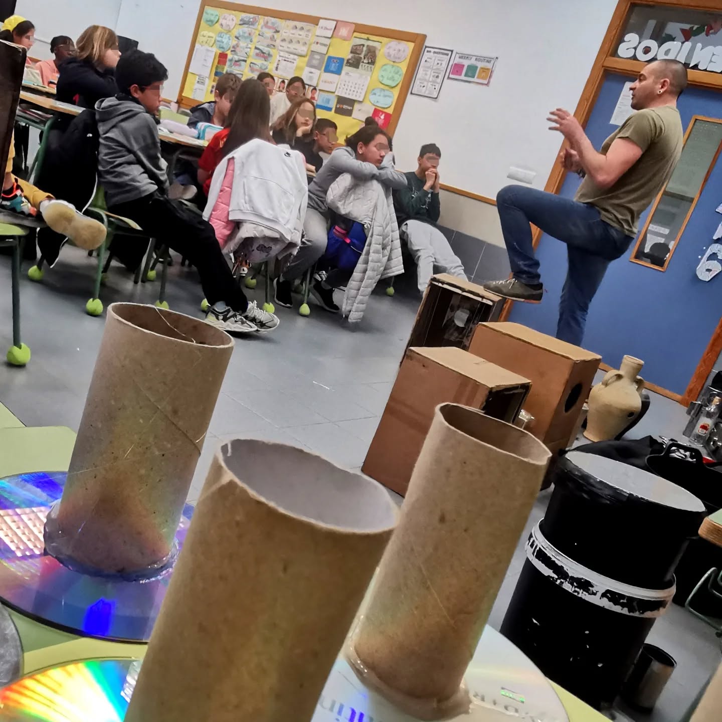 Llegamos al ecuador de la campaña de concienciación medioambiental puesta en marcha por @valorizasm y @ayuntamientodesoria. Hoy hemos estado con nuestro taller de construcción de #instrumentosreciclados #darlalata en el @ceiparboledasoria
#musica #reciclajecreativo