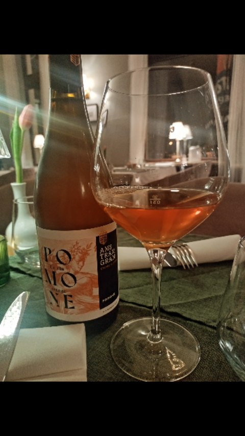 Lust auf was Neues? Soo neu nun auch nicht mehr, aber Orange-Weine finden sich dann doch selten in Restaurants. Hier also jetzt eine Neuentdeckung auf unserer Karte (und natürlich auch als Glas) ein Orangewein aus dem Languedoc.
Kraftvoll, würzig und viel Zitrus- und Kräuteraromen. Einfach eine Überraschung im Glas!
Kommt gerne vorbei und probierts aus! Wir freuen uns auf Euch!
/Mara
Info: Orangewine ist im Prinzip Weißwein, der wie Rotwein gekeltert wird. Das heißt, schälen, Kern und Stiele werden mit dem Saft zusammen vergoren, was mehr Farbe und Atome aus den Trauben extrahiert. Raus kommt hier: Pomone!
#rostockktv #rostockrestaurant #weinbar #orangewine