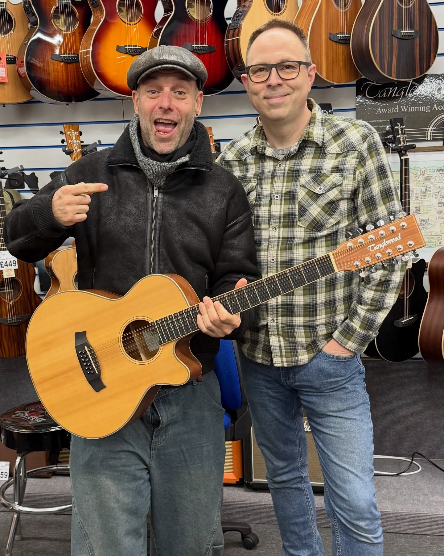 Looks like our favourite comedian has found a new “Love in the Black Country” with his new @tanglewooduk 12 String. Go see @jonnycolecomic on his Armagudd’n tour, and maybe you’ll hear it, although probably not over the loffin’!!
It wor arf gud to meet you Jonny.
#stourbridge #blackcountry #jonnycole #12stringguitar #comedian music