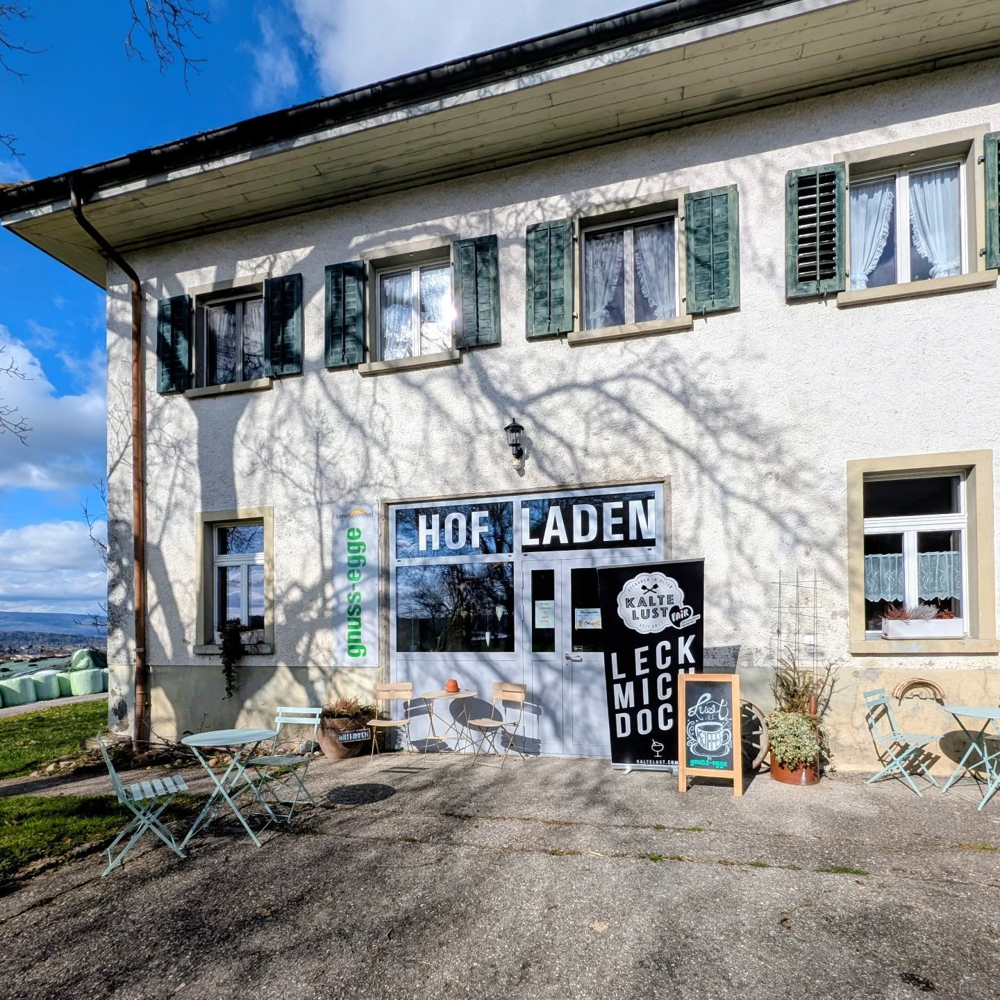 Auf der Suche nach einem schönwetter Ausflugsziel?
Eine Velotour auf den Sonnhaldenhof oder wie wäre es mit einem Spaziergang? Unser Hof ist idealer Ausgangsort für diverse Rundwege.🚲👟 Anschliessend ein Kaffee oder etwas süsses im Hofladen geniessen.🍨☕💐
#ausflugszielefürfamilien #ausflugsidee #biosuisse #sonnegeniessen☀️ #kaltelust