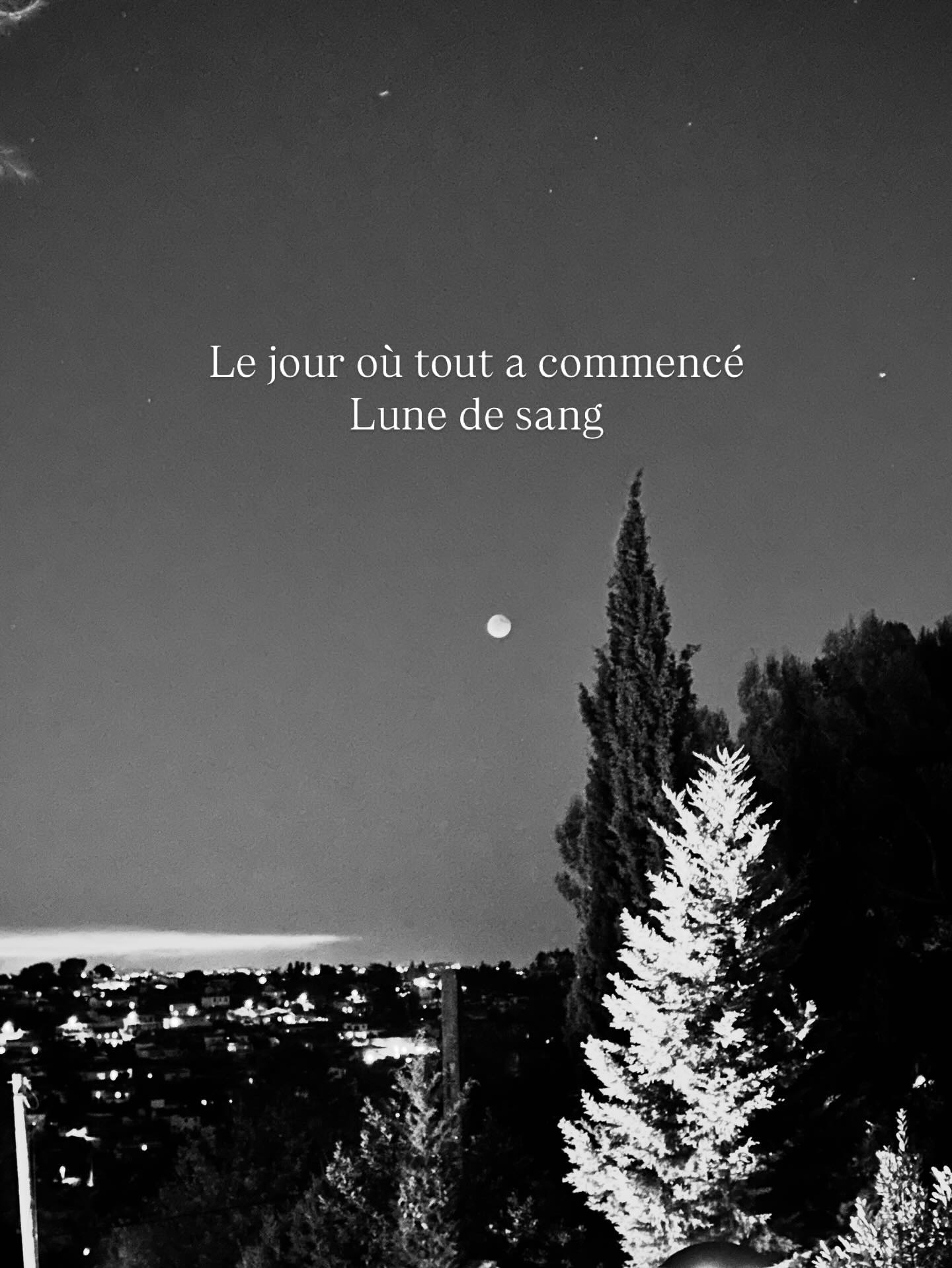Vulgarisation : Lors d’une éclipse de Lune, la Terre se place entre le Soleil et la Lune. La Lune entre dans l’ombre de la Terre, mais elle reste visible en rouge car l’atmosphère terrestre réfracte la lumière du Soleil tout autour du globe. Depuis la Lune, on verrait un anneau rouge : l’ensemble des aubes et crépuscules de la Terre simultanément.