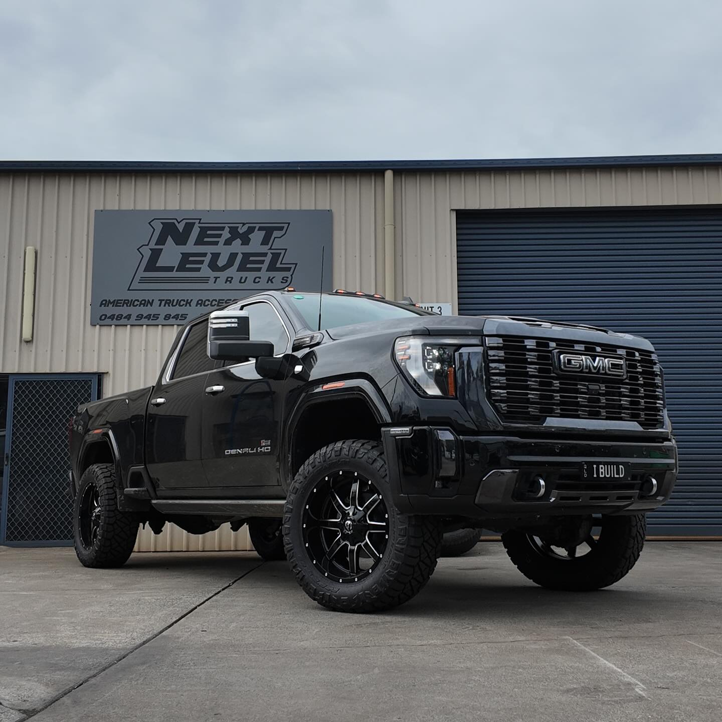 The elusive GMC Denali Ultimate, the top dog in the GM range of vehicles. A simple install, Fuel wheels, Nitto 37s, 3” BDS lift with Fox performance elite shocks a light reconnect on the mirrors ready to roll out 💪
#gmcdenali #gmctrucks #nextleveltrucks #gmtrucks