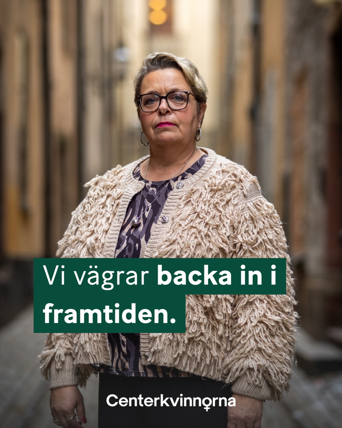 För första gången på 20 år ser vi nu en tillbakagång i jämställt uttagande av föräldraledigheten. Färska siffror från TCO visar att pappor tar ut färre dagar än tidigare, medan kvinnor fortfarande står för nästan 70 procent av föräldrapenningen och vabb-dagarna.
När jämställdheten backar vid köksbordet får det förödande konsekvenser för kvinnors livsinkomster, hälsa och pensioner.
Vi kan inte acceptera att politiken står och ser på när utvecklingen vänder åt fel håll.
Centerkvinnorna kräver politiskt mod och skarpa reformer:
✅ Gör föräldraförsäkringen till en individuell försäkring!
✅ Återinför jämställdhetsbonusen för att premiera de som delar lika på riktigt.
✅ Gör försäkringen platt genom att ta bort garantidagarna så att det alltid lönar sig att dela.
Jämställt föräldraskap är ingen privatsak – det är en frihetsfråga. Håller du med? Dela inlägget!