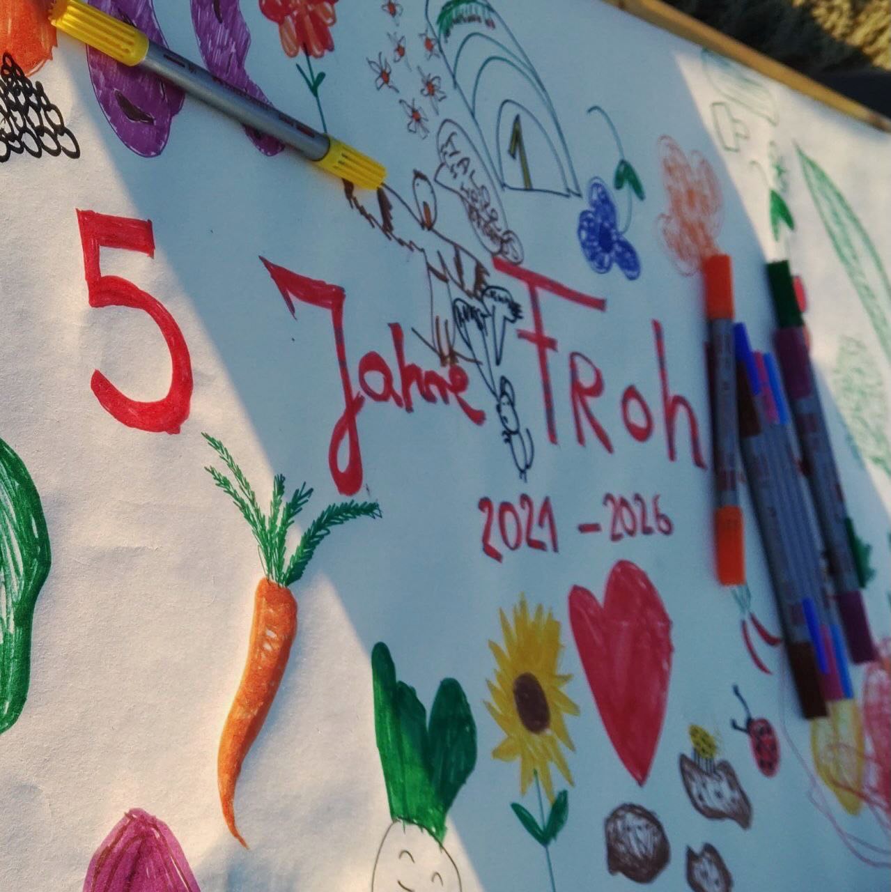 Gestern haben wir unser 5-jähriges Bestehen ganz informell in unserer Gemeinschaft gefeiert. Vor fast genau 5 Jahren standen wir nicht weit von unserem jetzigen Abholstand und haben den Pachtvertrag für unseren Acker unterschrieben. Was für ein glücklicher Moment, der auch gestern noch spürbar war. Bei unserem Sommerfest im August wird dann nochmal im großen Rahmen auf das Erreichte angestoßen. Versprochen. #jubelnzumjubiläum #solawi #frischvomfeld #gemeinschaftsgefühl #dankbar