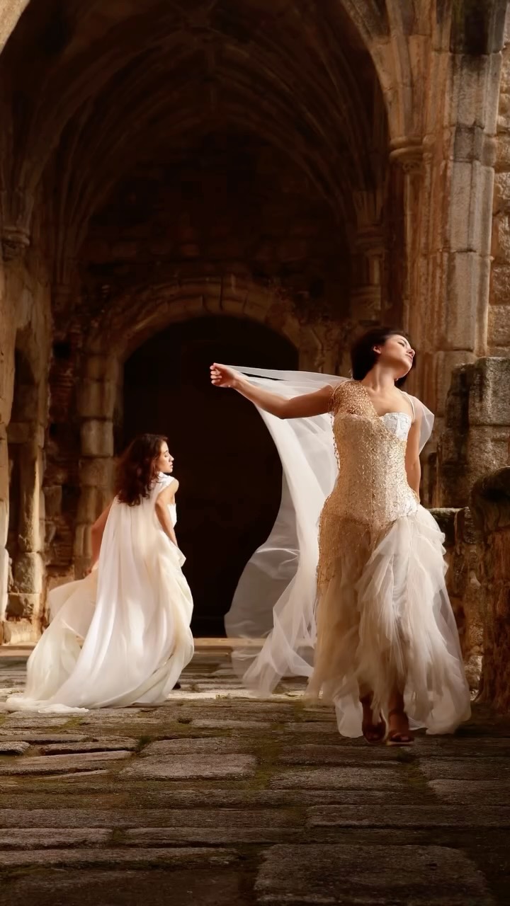 A este ejercicio lo bautizamos como Amor Profanus, una propuesta de fotografía escenificada cuyo objetivo era narrar una historia completa en una sola imagen, tomando como referencia el trabajo de autores como Jeff Wall, Gregory Crewdson, Philip-Lorca diCorcia y Erwin Olaf.
Trabajamos con dos modelos en el Monasterio de Pelayos de la Presa, un espacio eclesiástico en decadencia que se convierte en escenario simbólico para representar un amor tradicionalmente prohibido. El propio lugar refuerza el discurso, estableciendo un diálogo entre tradición, desgaste y cambio social.
La escena fue cuidadosamente construida: luz natural combinada con flash, atmósfera creada mediante máquina de humo, vestuario pensado desde el concepto y una acción clara que activa la narrativa.
Un ejercicio donde cada decisión visual está al servicio del relato y donde la imagen deja de ser solo una fotografía para convertirse en una historia.
Modelos: @nicolechica_ y @delaiag
#tipsdefotografia #clasesdefotografia #fotoscreativas #tutorialfotografia #tutorialfotografia